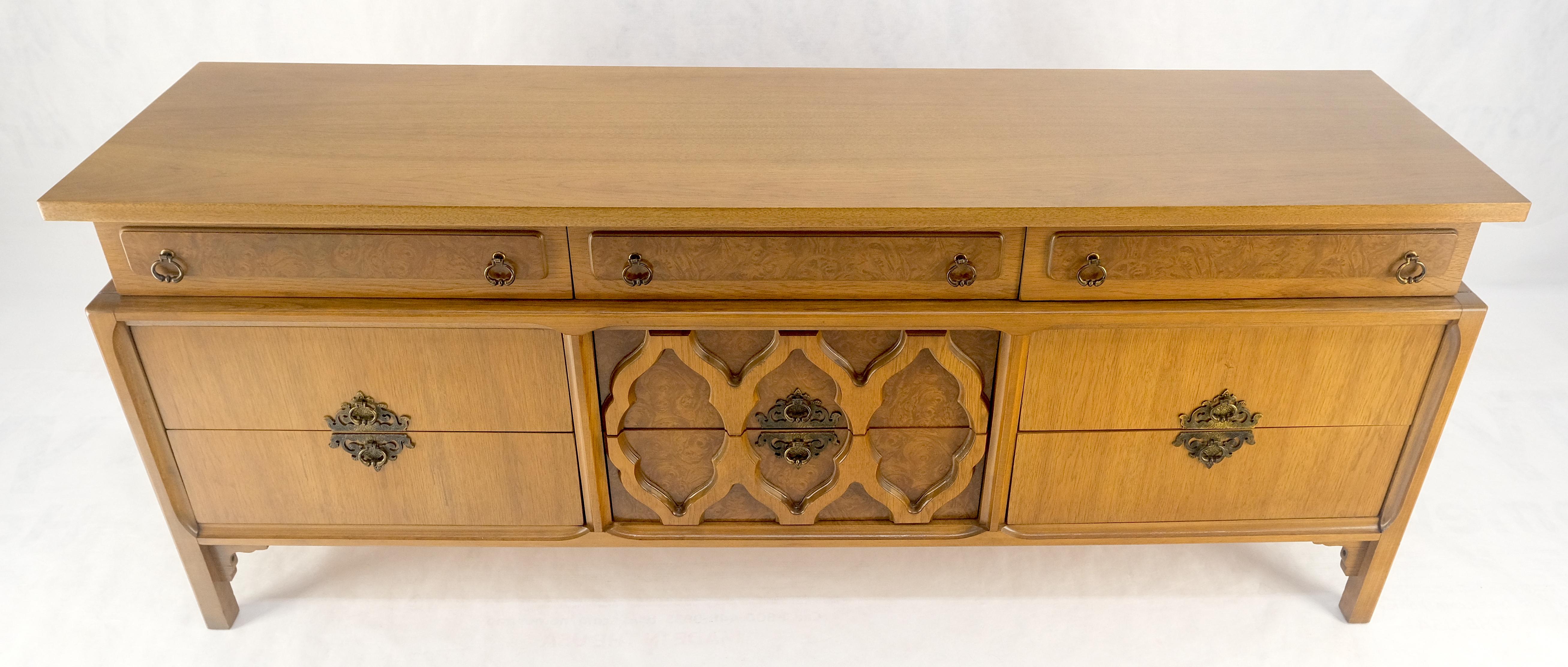 Asian Inspired Light Walnut 9 Schubladen Long Mid Century Dresser Credenza MINT! (20. Jahrhundert) im Angebot