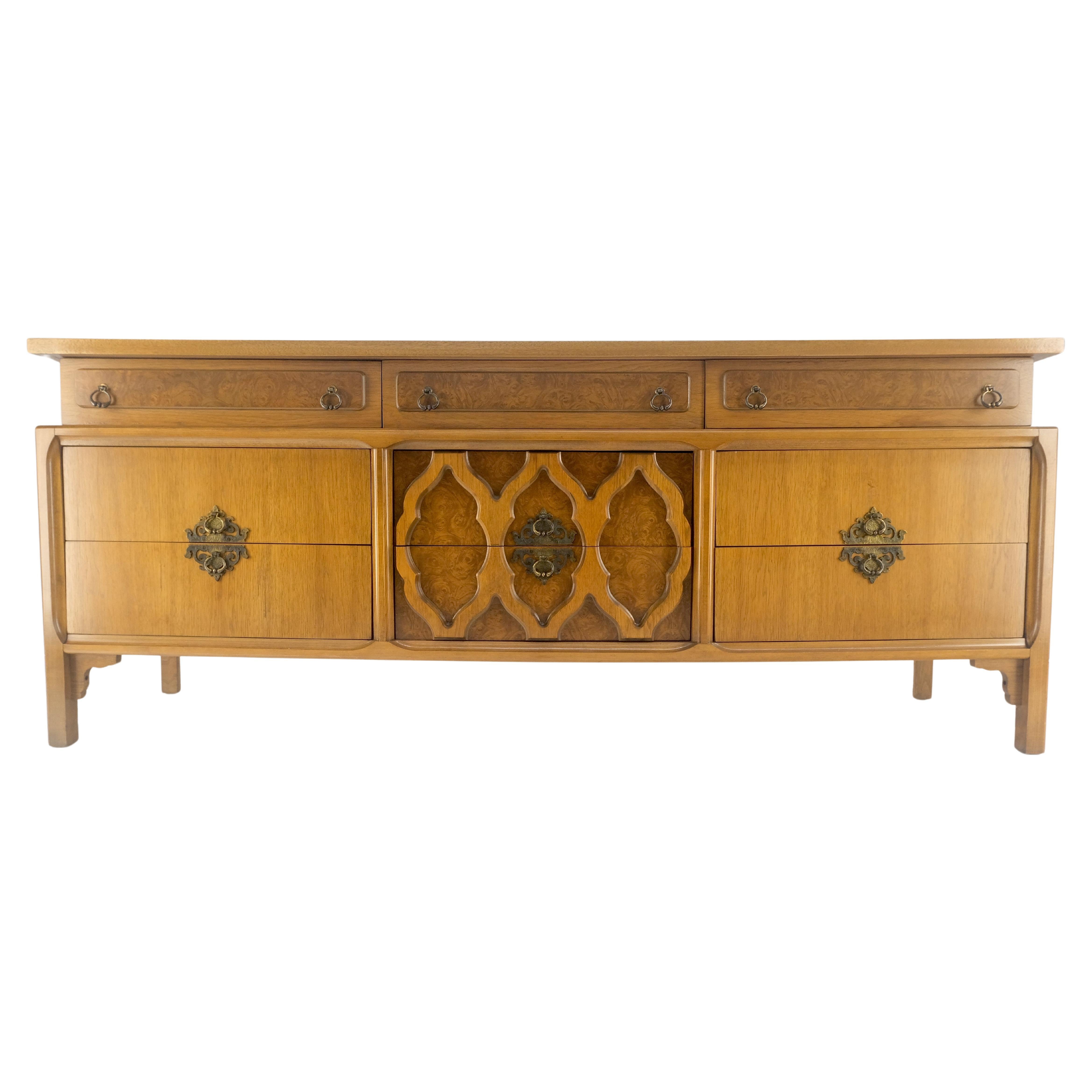 ¡Cómoda larga de inspiración asiática en nogal claro de 9 cajones Credenza de mediados de siglo MINT!