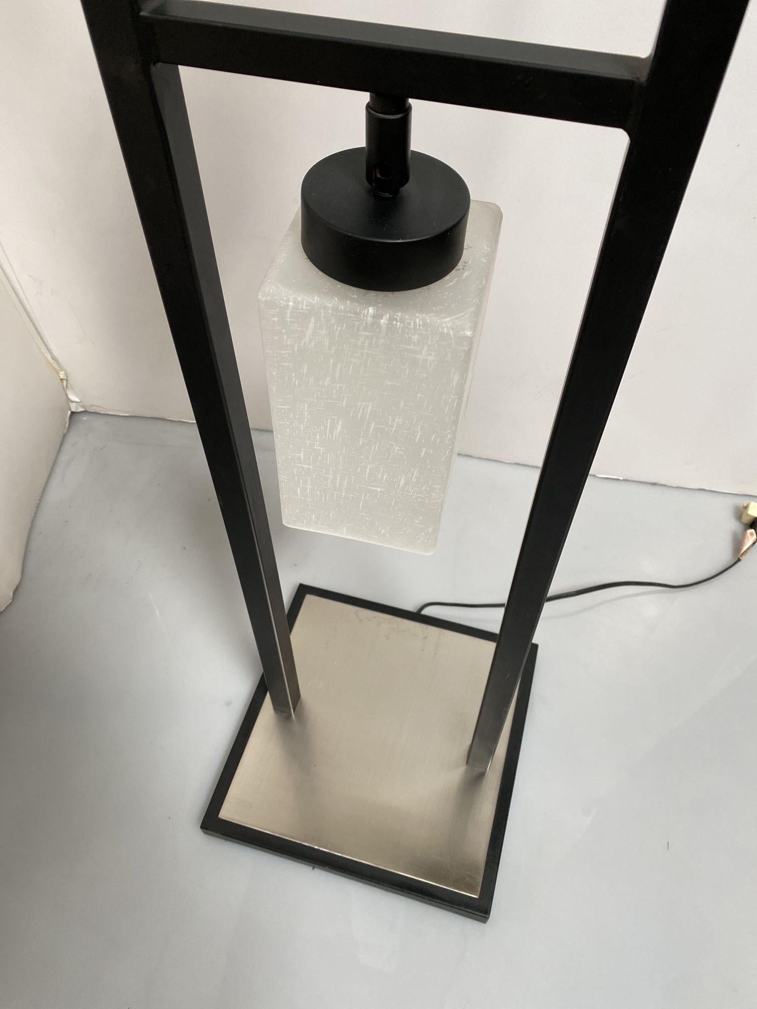 Lámpara de pie modernista de inspiración asiática con base cromada en Excelente estado para la venta en Van Nuys, CA