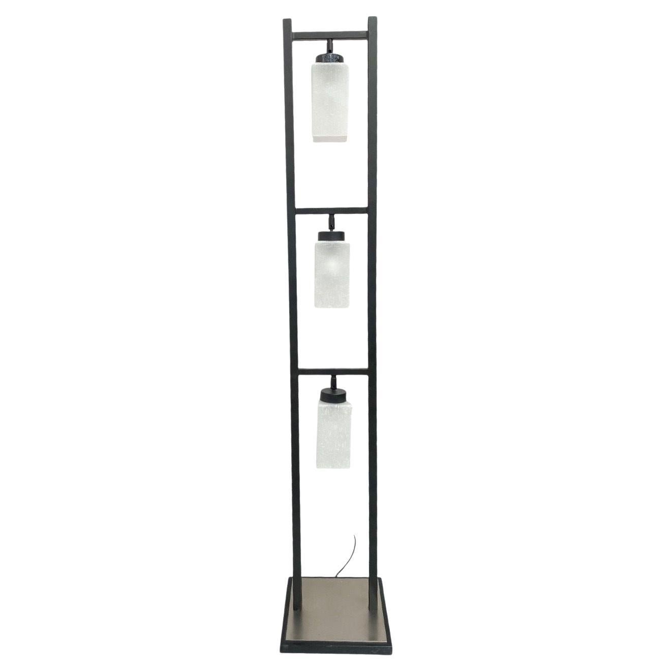 Lámpara de pie modernista de inspiración asiática con base cromada en venta