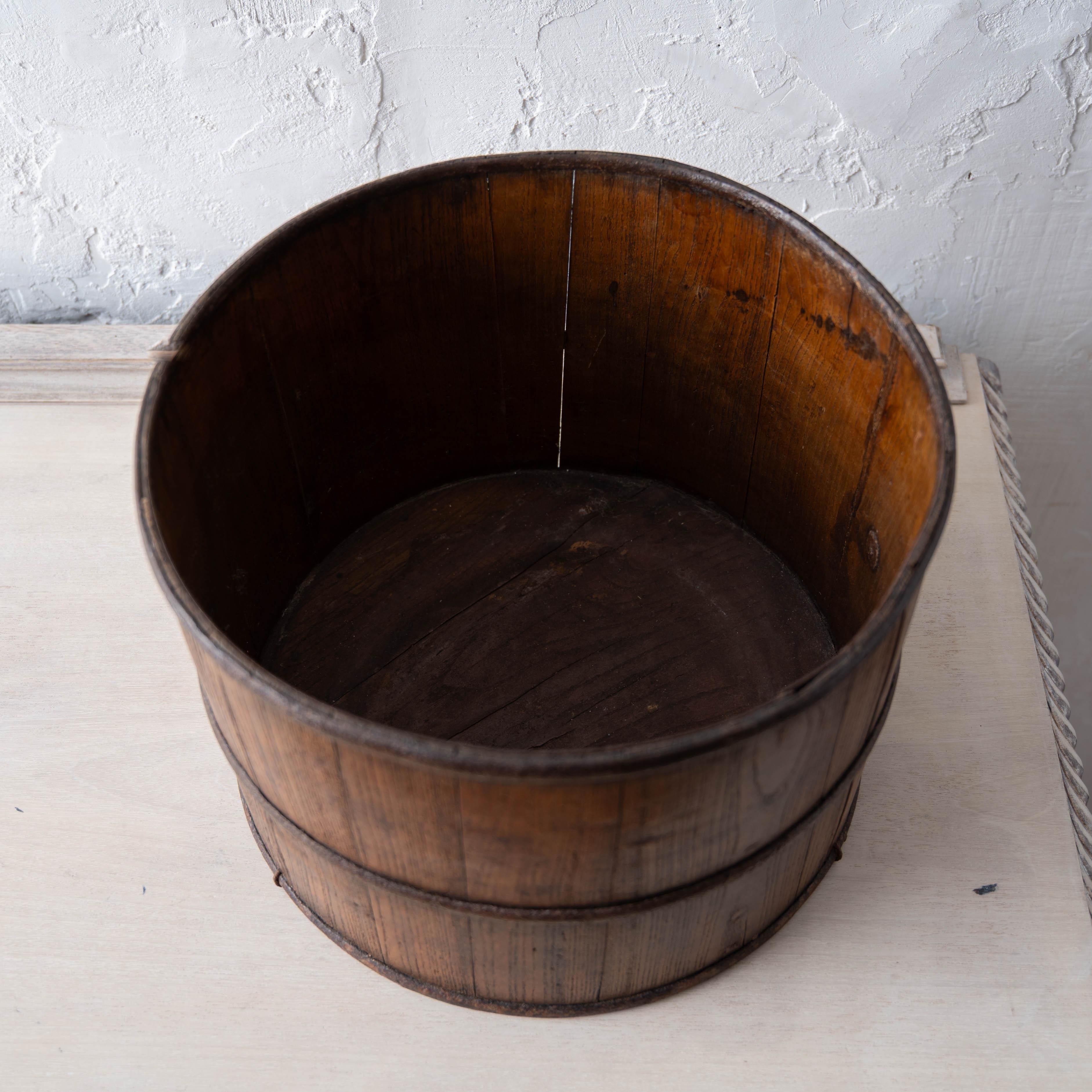 Asian Iron and Wood Bucket, 19th Century For Sale 5