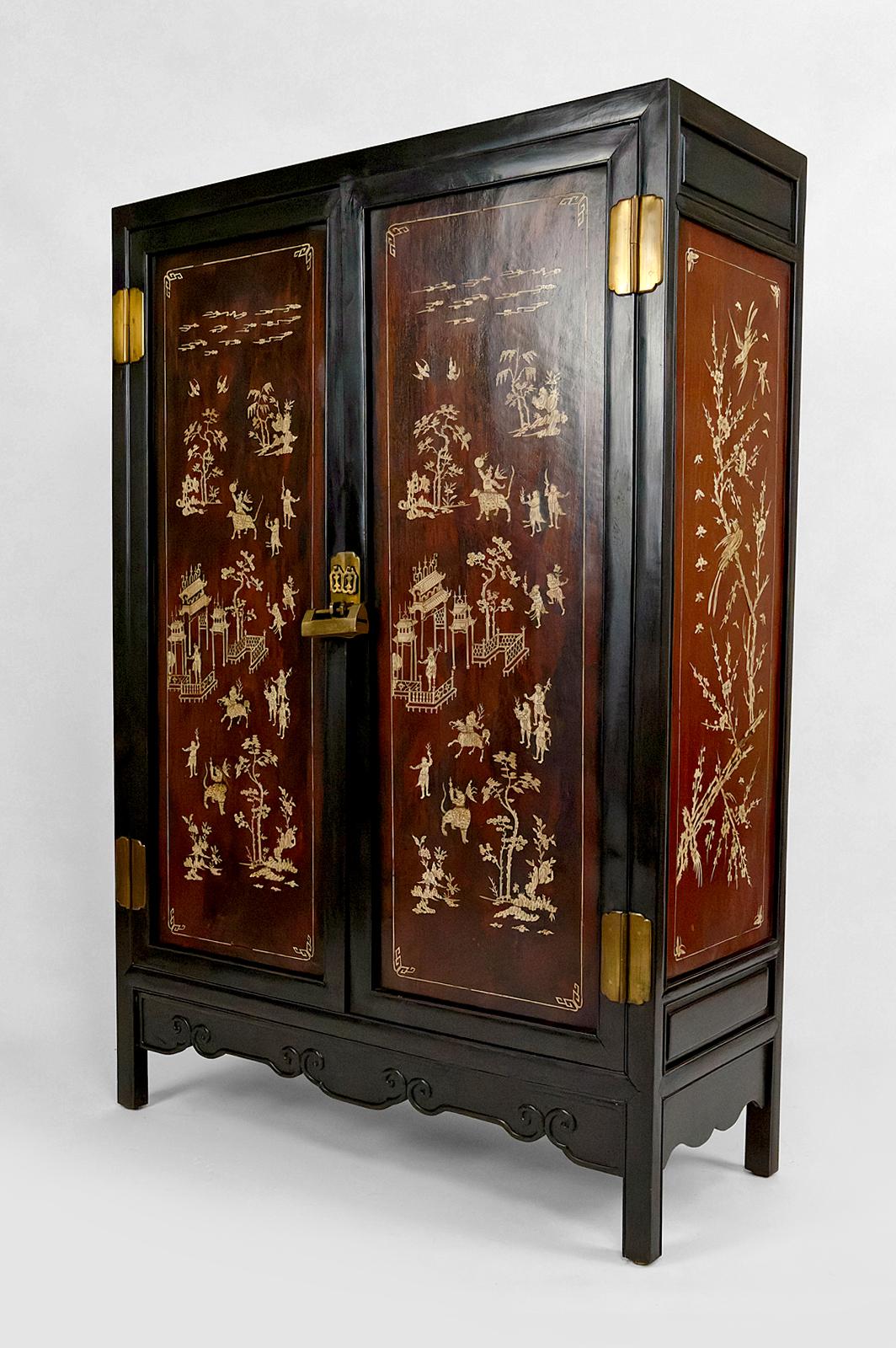 Exportation chinoise Armoire asiatique en bois de fer / Armoire incrustée d'os, Indochine, vers 1880 en vente