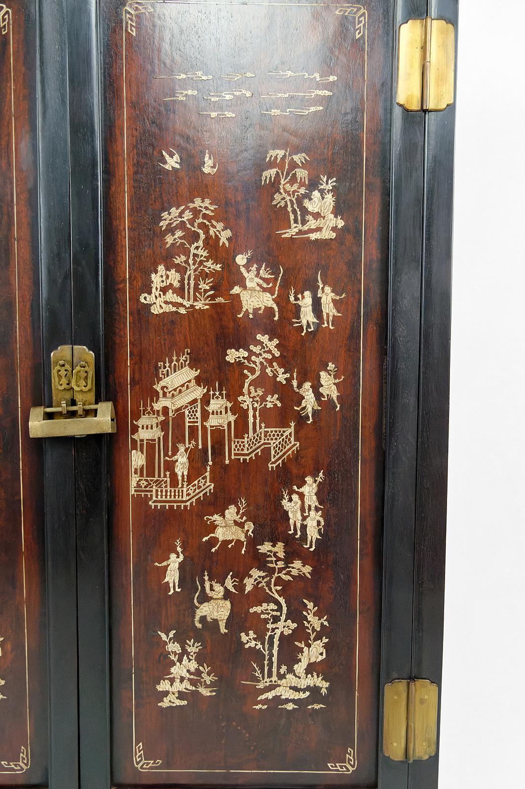 Asian ironwood cabinet / Wardrobe inlaid with bone, Indochina, circa 1880 In Good Condition For Sale In VÉZELAY, FR