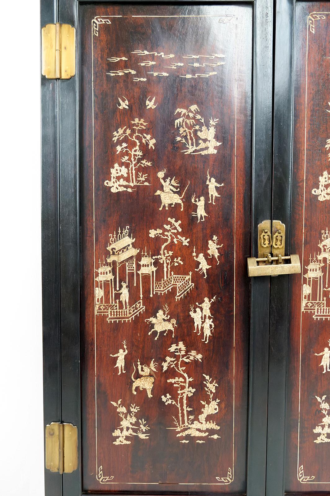 Fin du XIXe siècle Armoire asiatique en bois de fer / Armoire incrustée d'os, Indochine, vers 1880 en vente