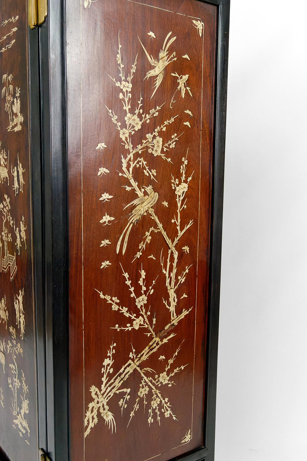 Bois Armoire asiatique en bois de fer / Armoire incrustée d'os, Indochine, vers 1880 en vente