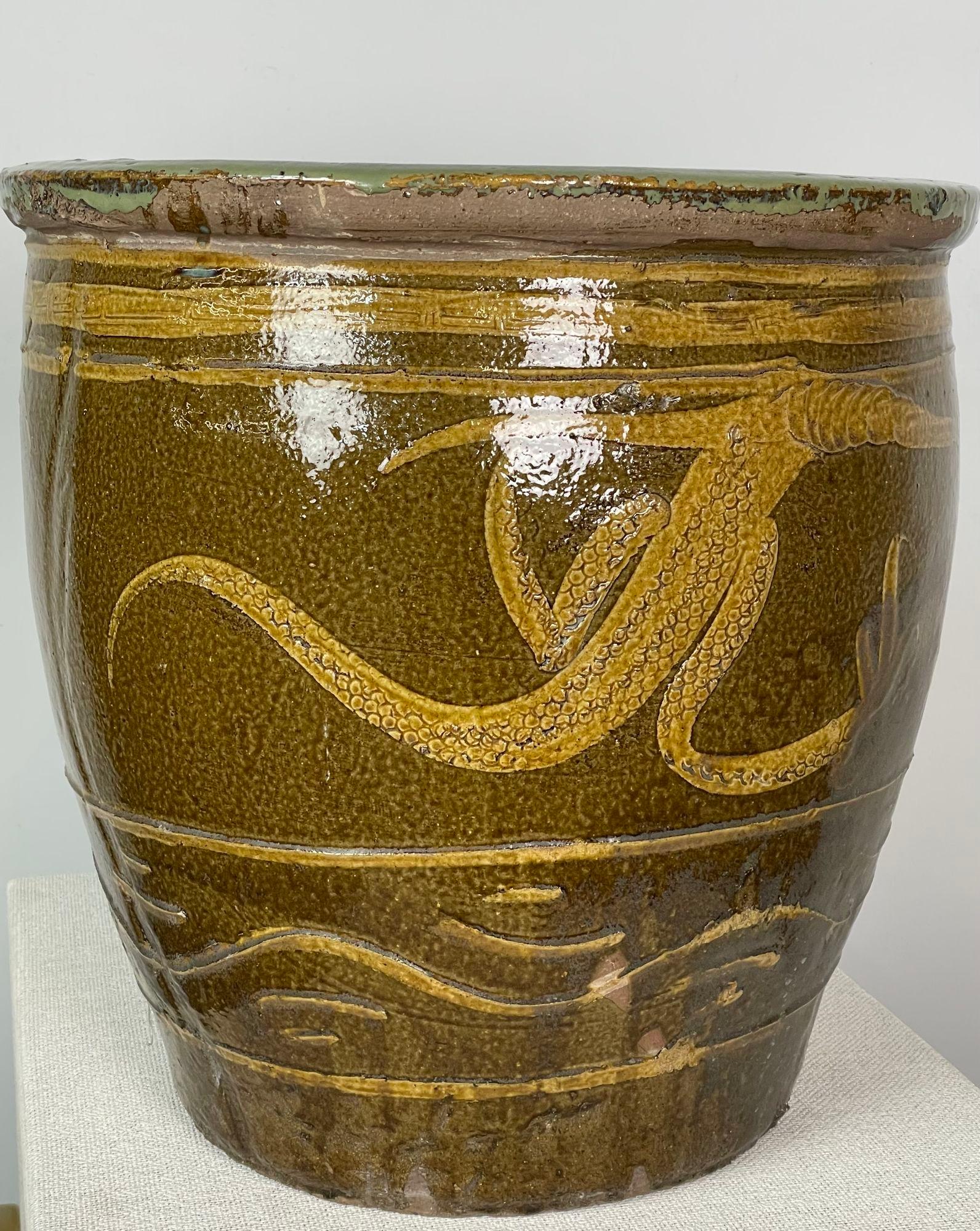 Asiatische Jardinière, Pflanzgefäß, Übertopf oder Fischschale, Tony Duquette 
Ein fein gearbeiteter Cachepot oder eine Fischschale in der Art von Tony Duquette mit doppelten Drachen in einer ansprechenden Silhouette. Diese Kanne hat einen