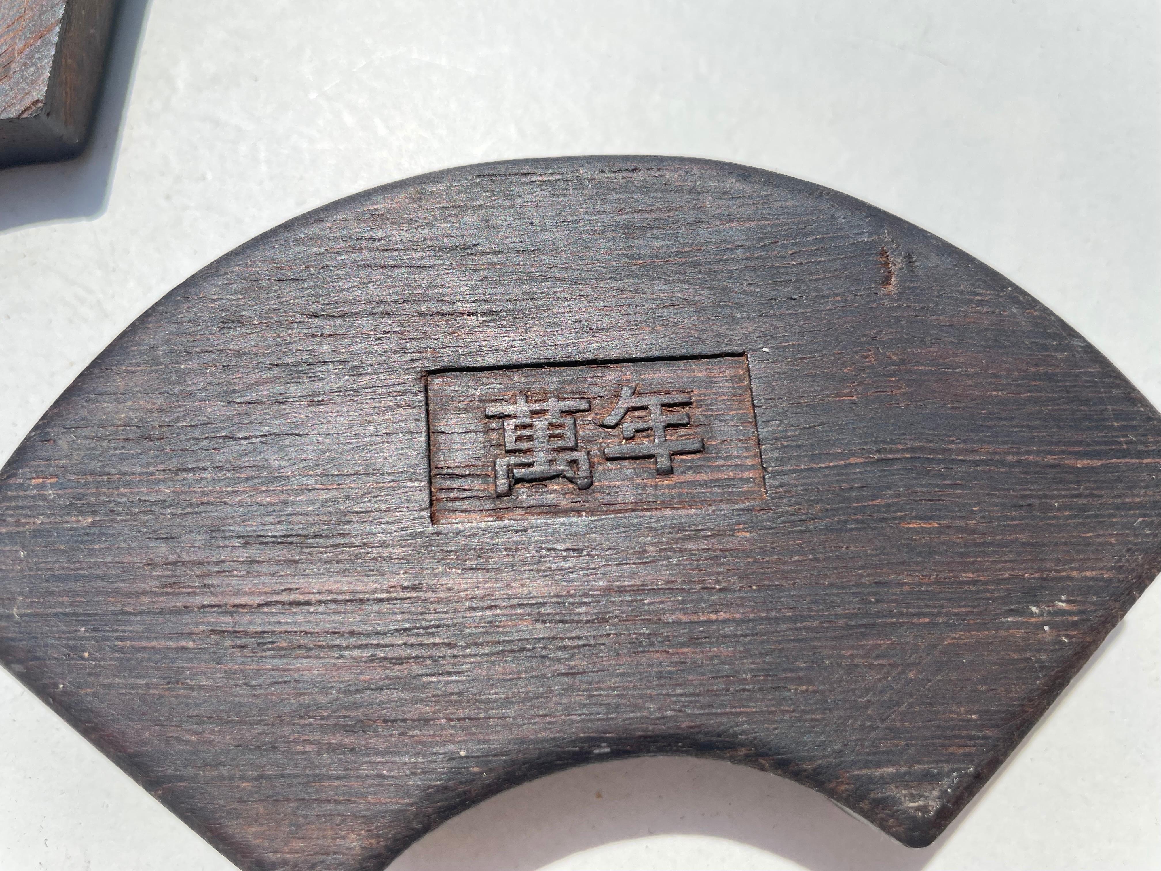 This box is in semi circular shape, in a wood of great quality, and brown color. It is a Jewelry box, made Circa 1960, in Asia.
It is signed underneath.