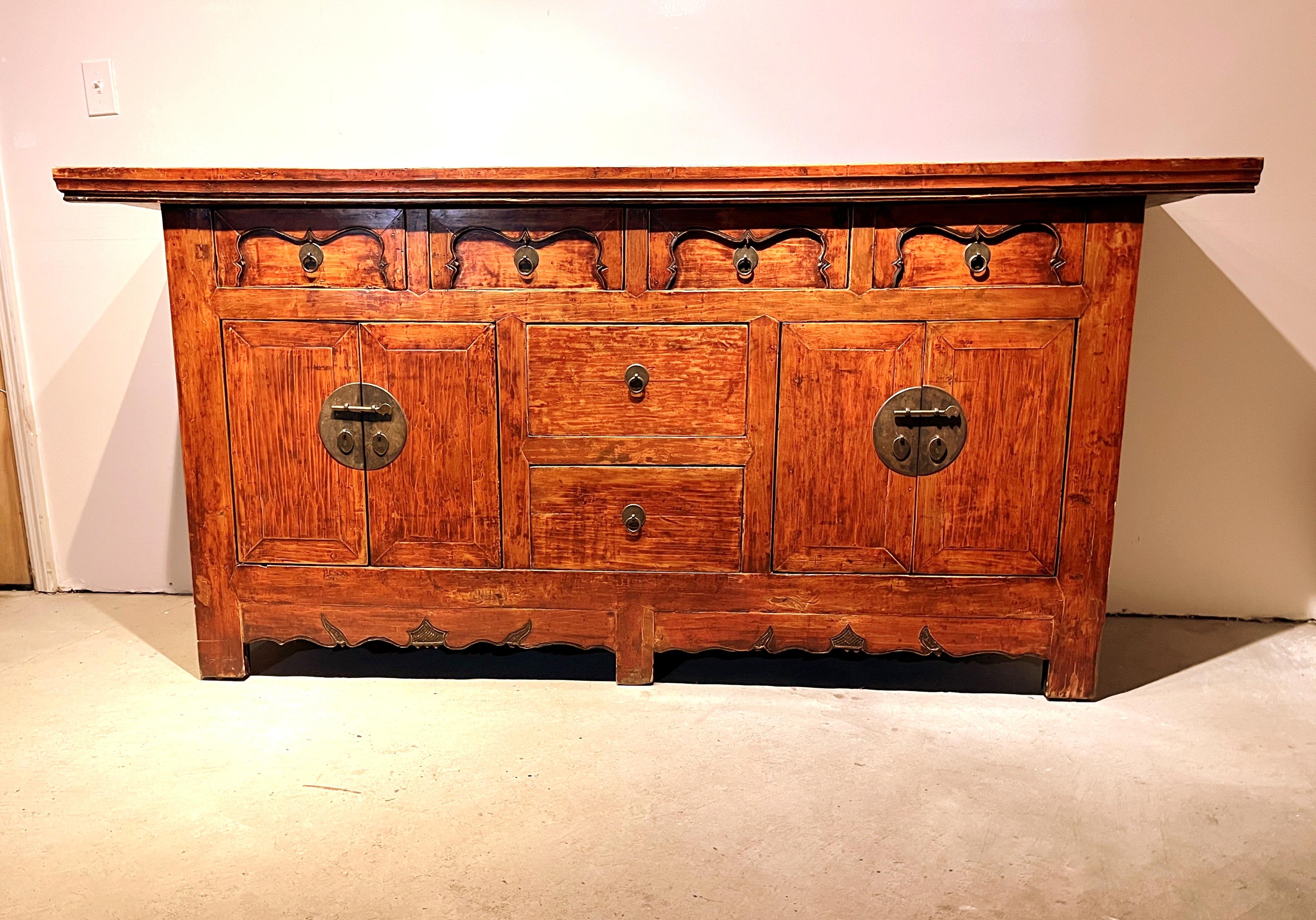 Antica credenza asiatica in Wood Jumu con quattro cassetti e due paia di porte con ripiano interno, mensole interne 