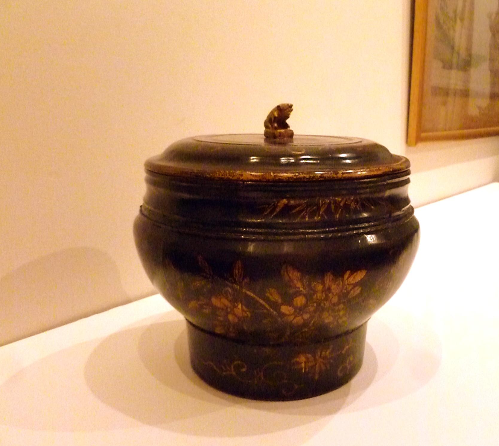 Asian Lacquer Dessert Wooden Container with Cover In Good Condition For Sale In Greenwich, CT