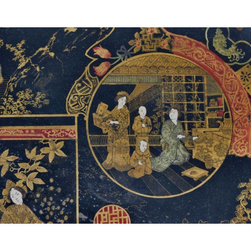 Tray in black lacquer and gold paint with scenes of life in Japan at the end of the 19th century. Size 47 cm by 62 cm.

Additional information:
Material: Lacquer.
 
