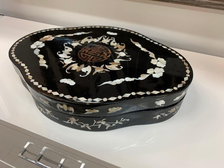 Asian Lacquered Mother of Pearl Biomorphic Jewelry Box For Sale at 1stDibs