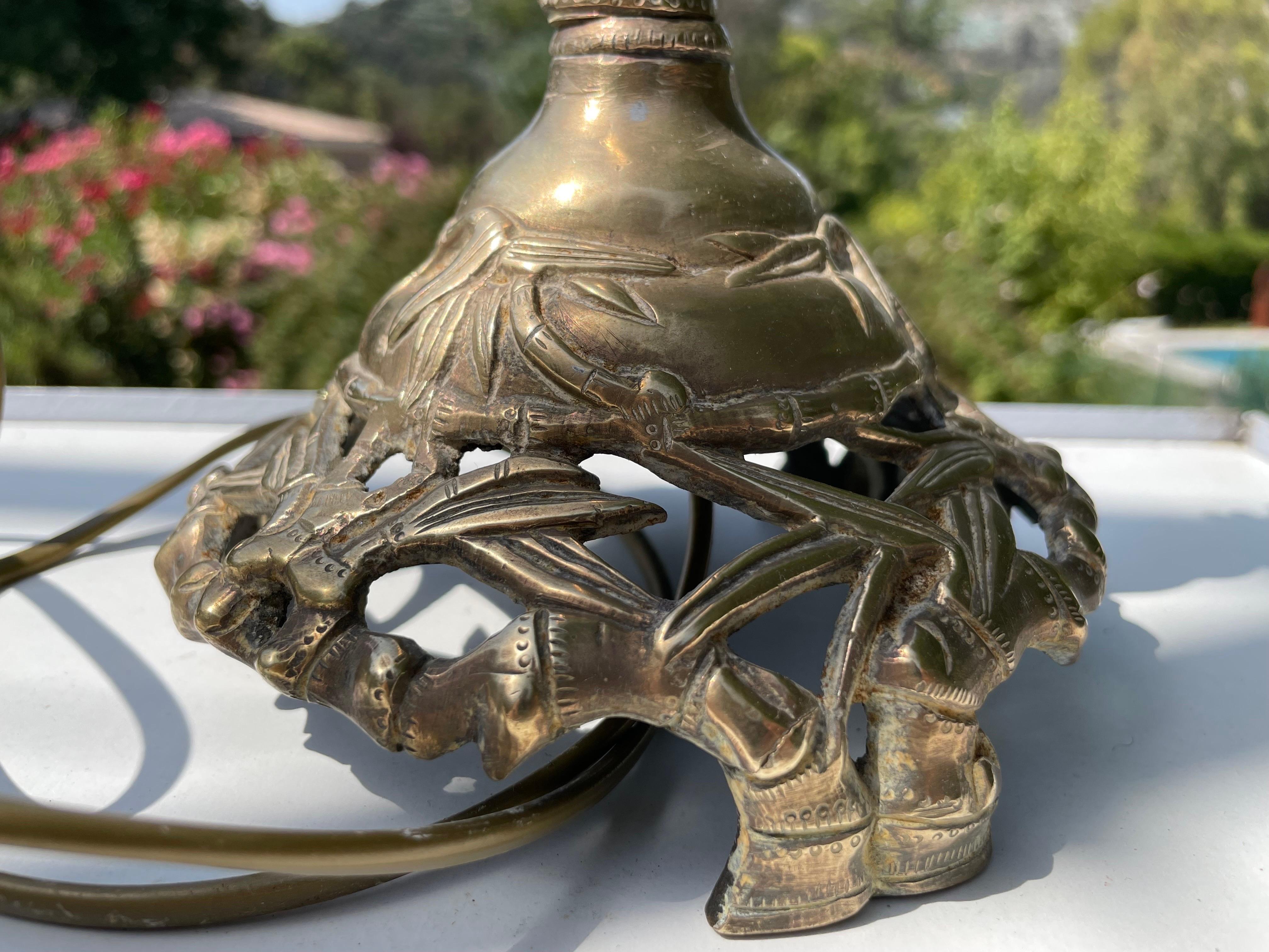 Milieu du XXe siècle Lampe asiatique en laiton et couleur or, faux  Bambou, France, vers 1940 en vente