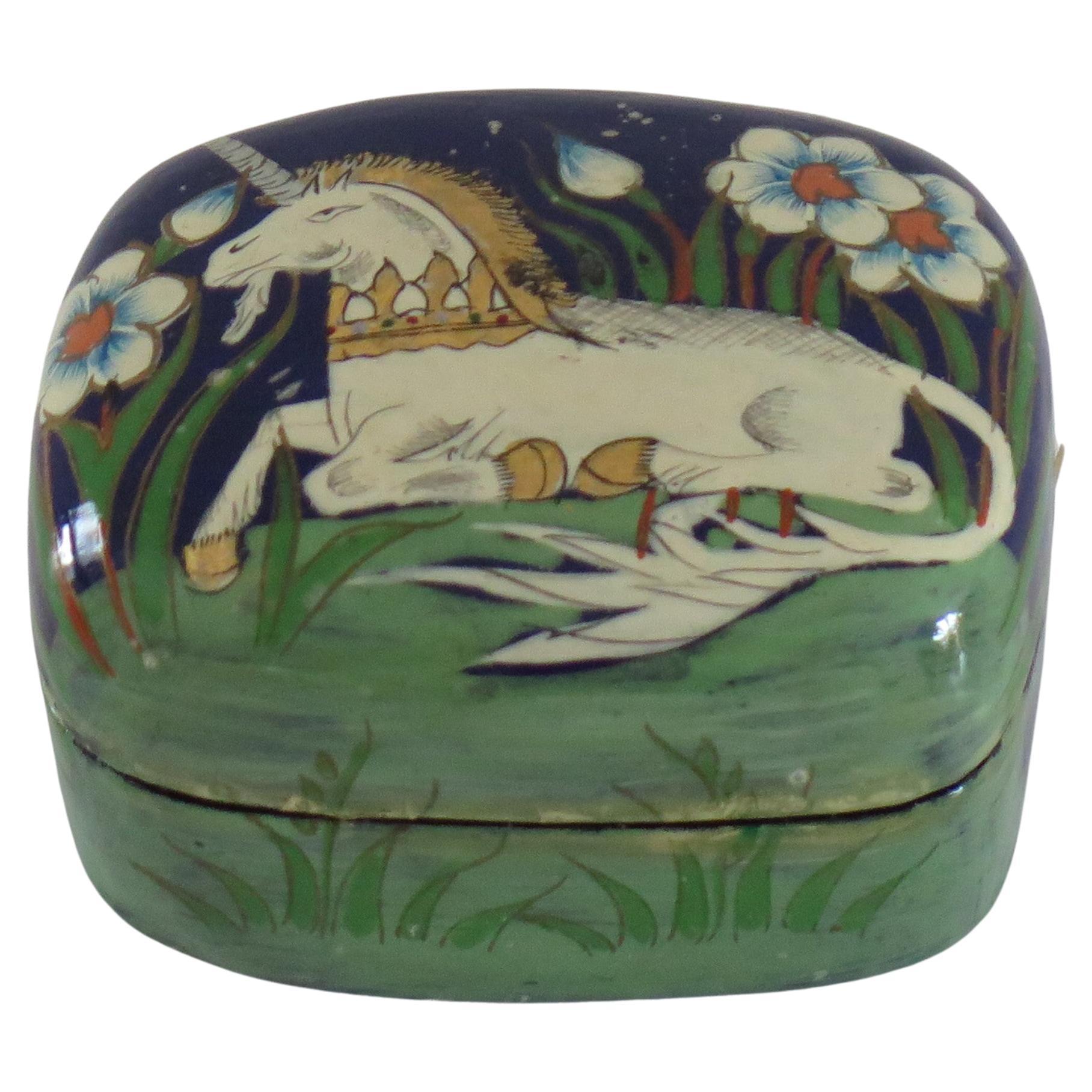 Boîte asiatique laquée avec couvercle peint à la main, licorne, milieu du 20ème siècle