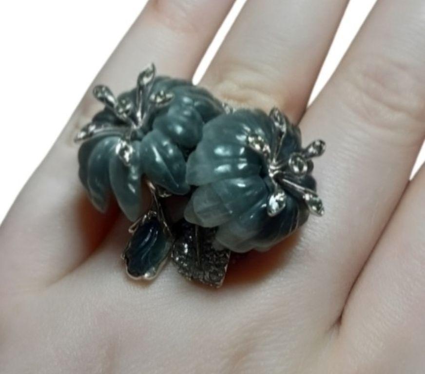 Asiatischer Lilienring 18K Weißgold mit Katzenaugenblüten und 3ct Saphiren im Zustand „Neu“ im Angebot in ראשון לציון, IL