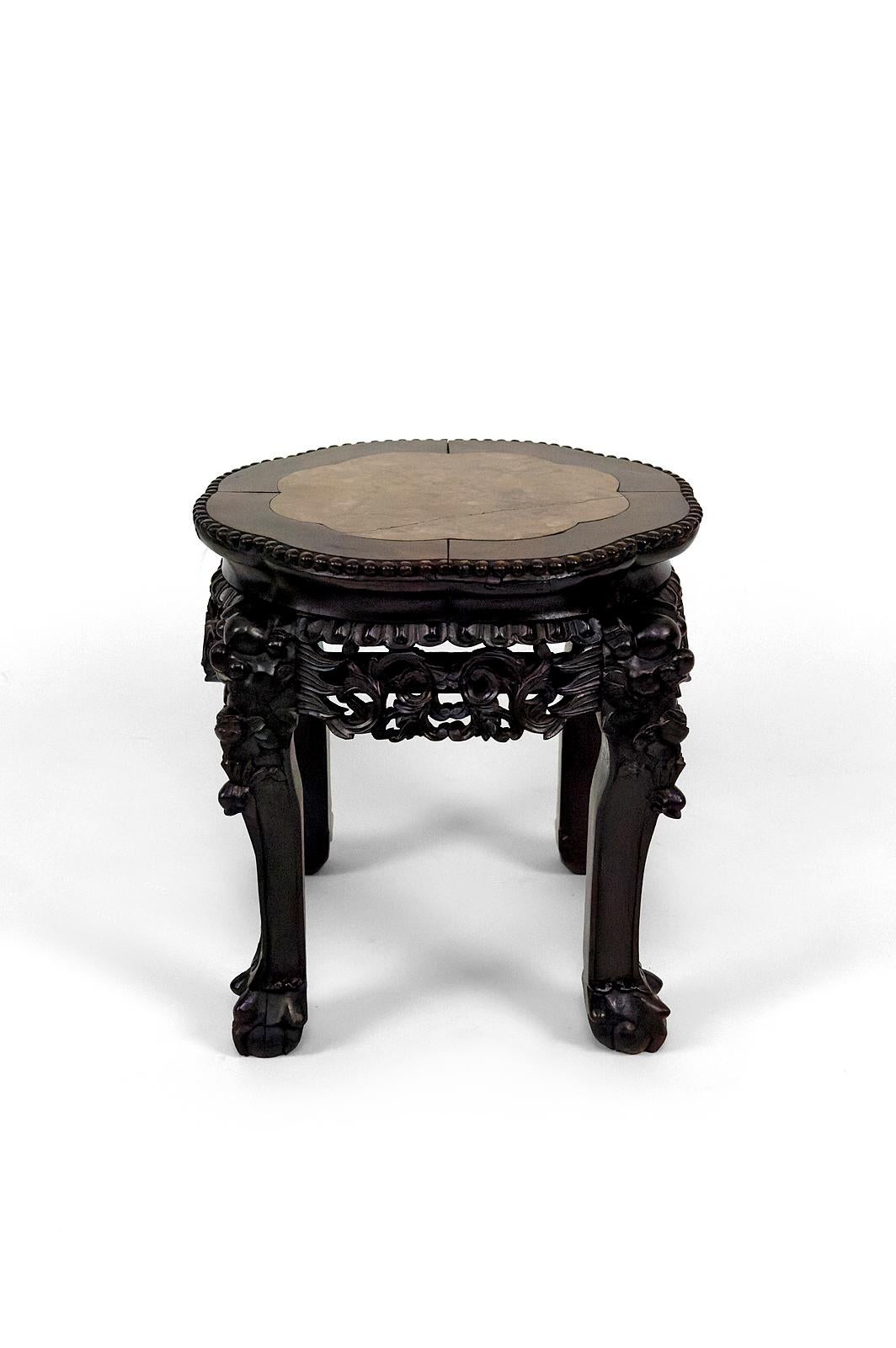 Superb low side table / gueridon / pedestal table / plant holder / pot holder / pedestal in carved solid wood.

The sculptures feature dragon/demon heads, tiger/lion paws and plant motifs.
Marble top.

Asia, South China or former French Indochina