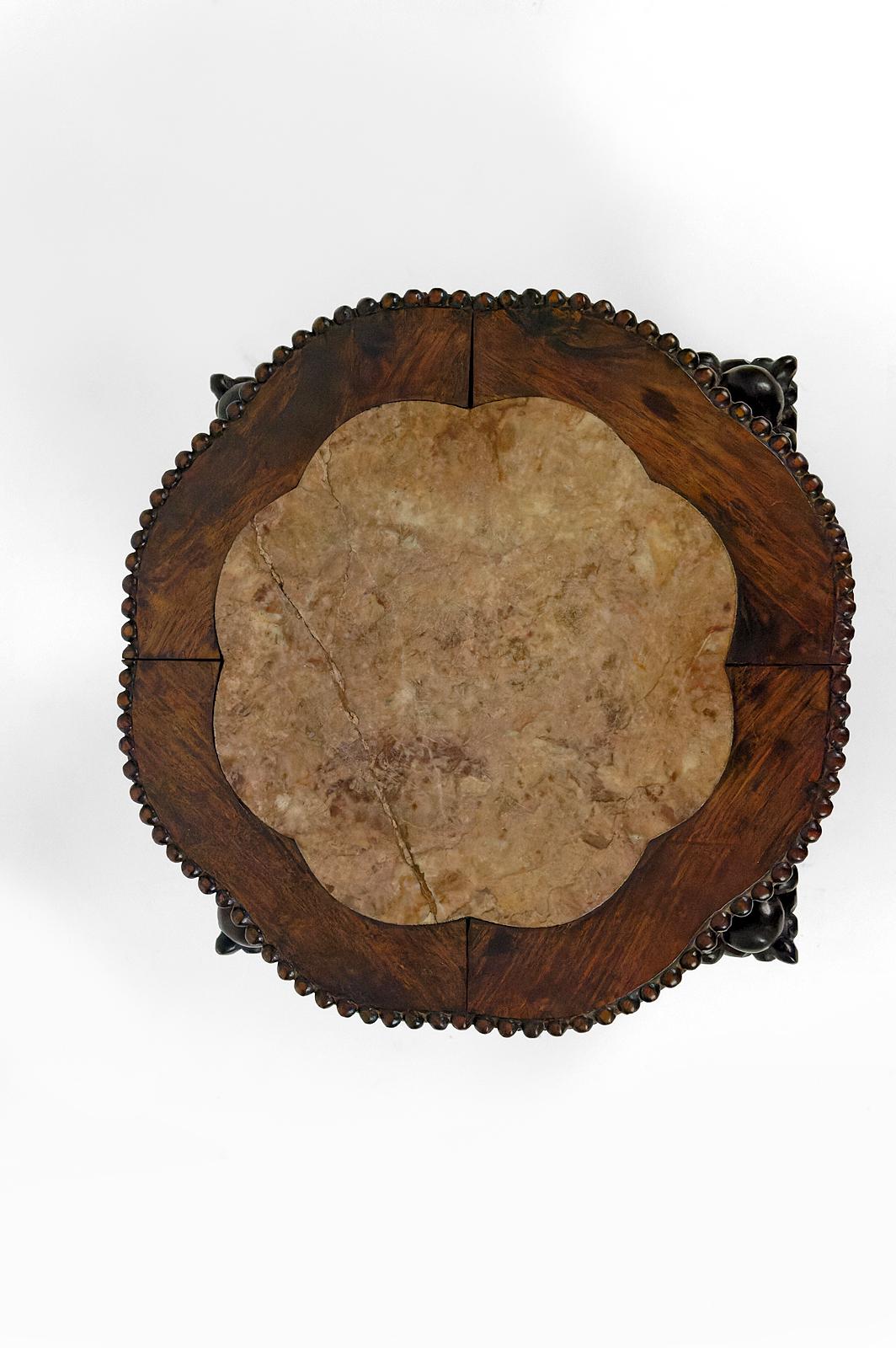 Asiatischer Stand / Beistelltisch aus Holz geschnitzt mit Dämonen, Marmorplatte, 1880er Jahre  im Zustand „Gut“ im Angebot in VÉZELAY, FR