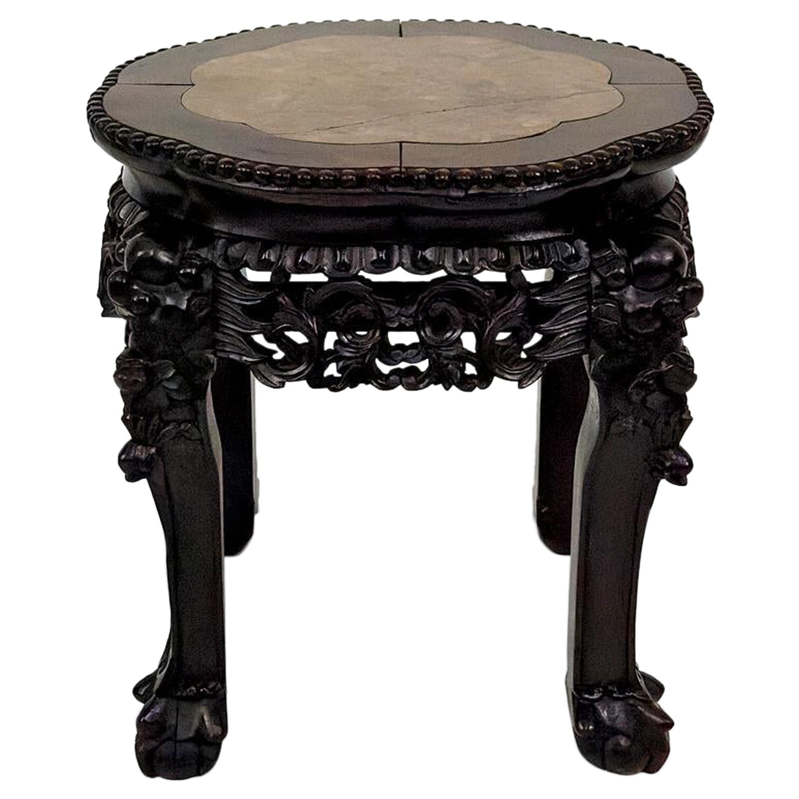 Mesa baja / auxiliar asiática de madera tallada con Demonios, tapa de mármol, años 1880