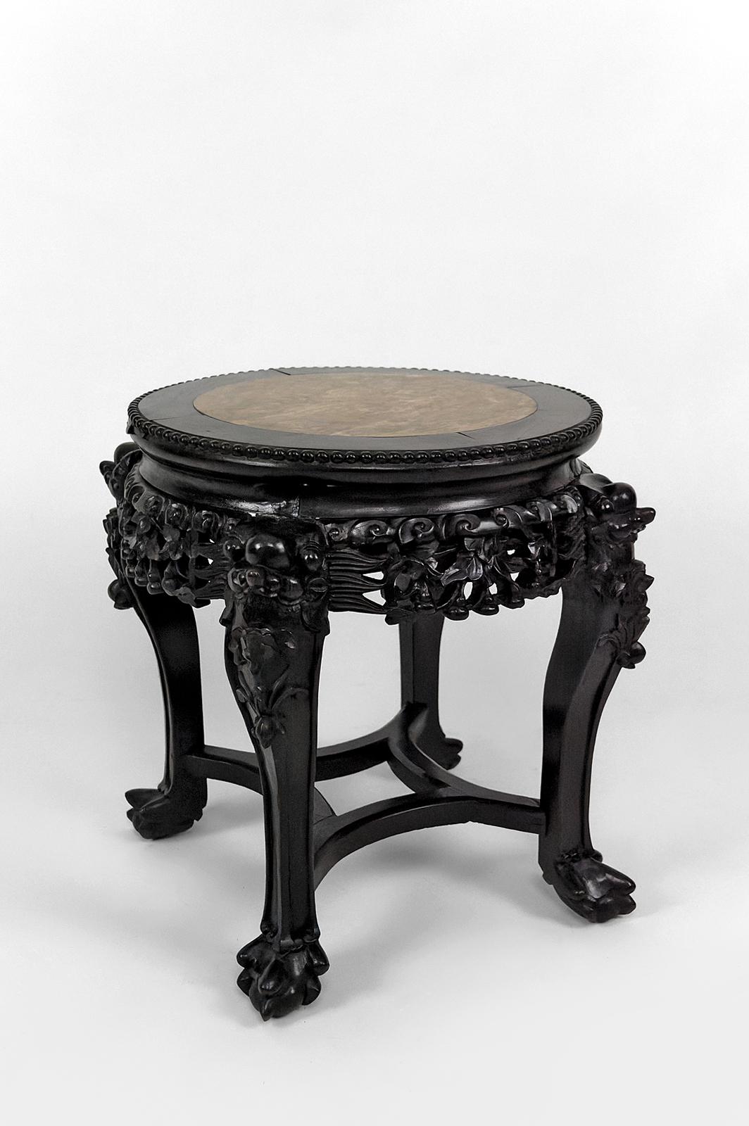 Superb low side table / gueridon / Coffee table / pedestal table / plant holder / pot holder / pedestal in carved solid wood.

The sculptures feature dragon/demon heads, tiger/lion paws and plant motifs.
The top is made of marble.

Asia, South China