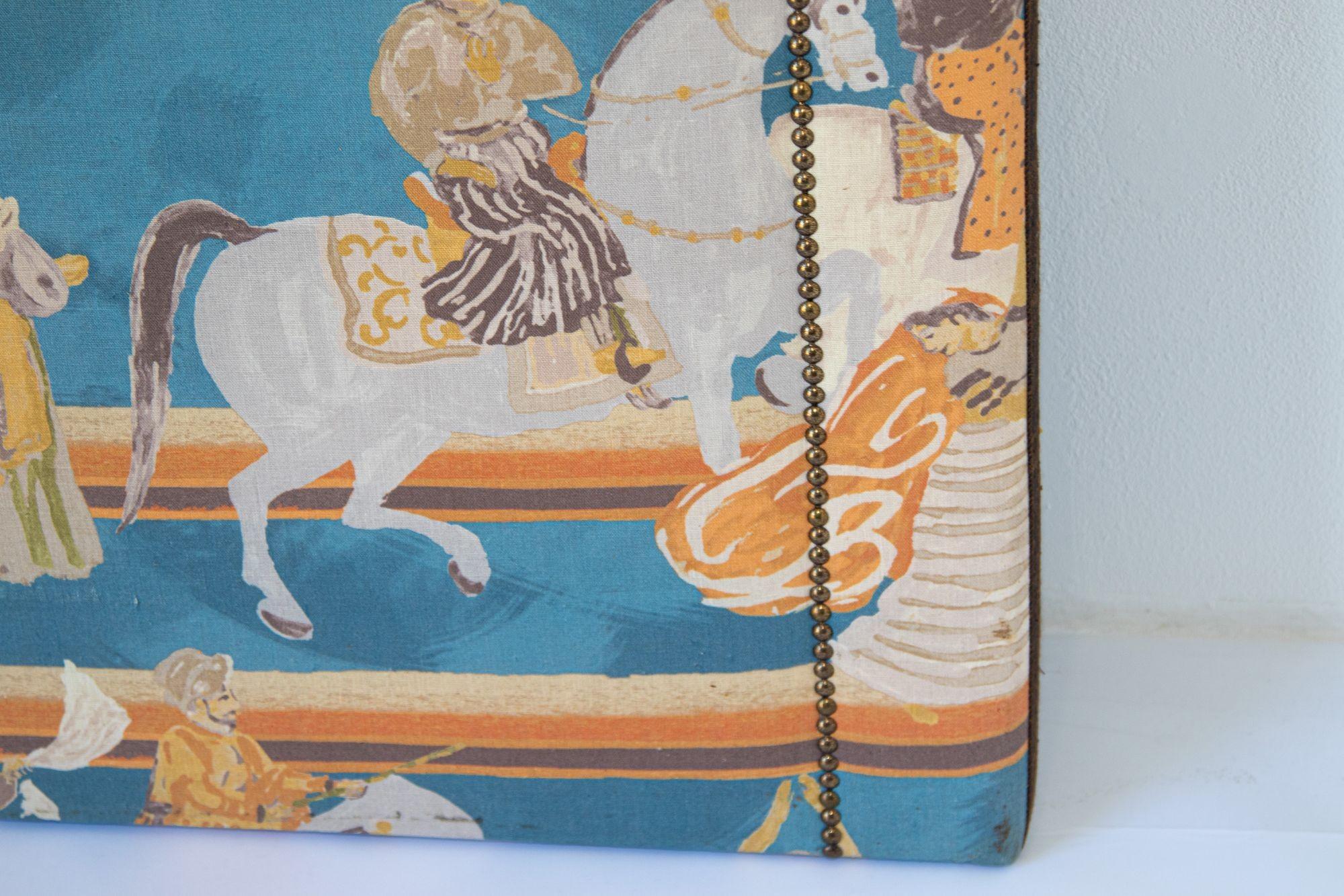 Tête de lit de luxe asiatique tapissée avec scène moghole de Maharajah sur éléphants, Inde en vente 2