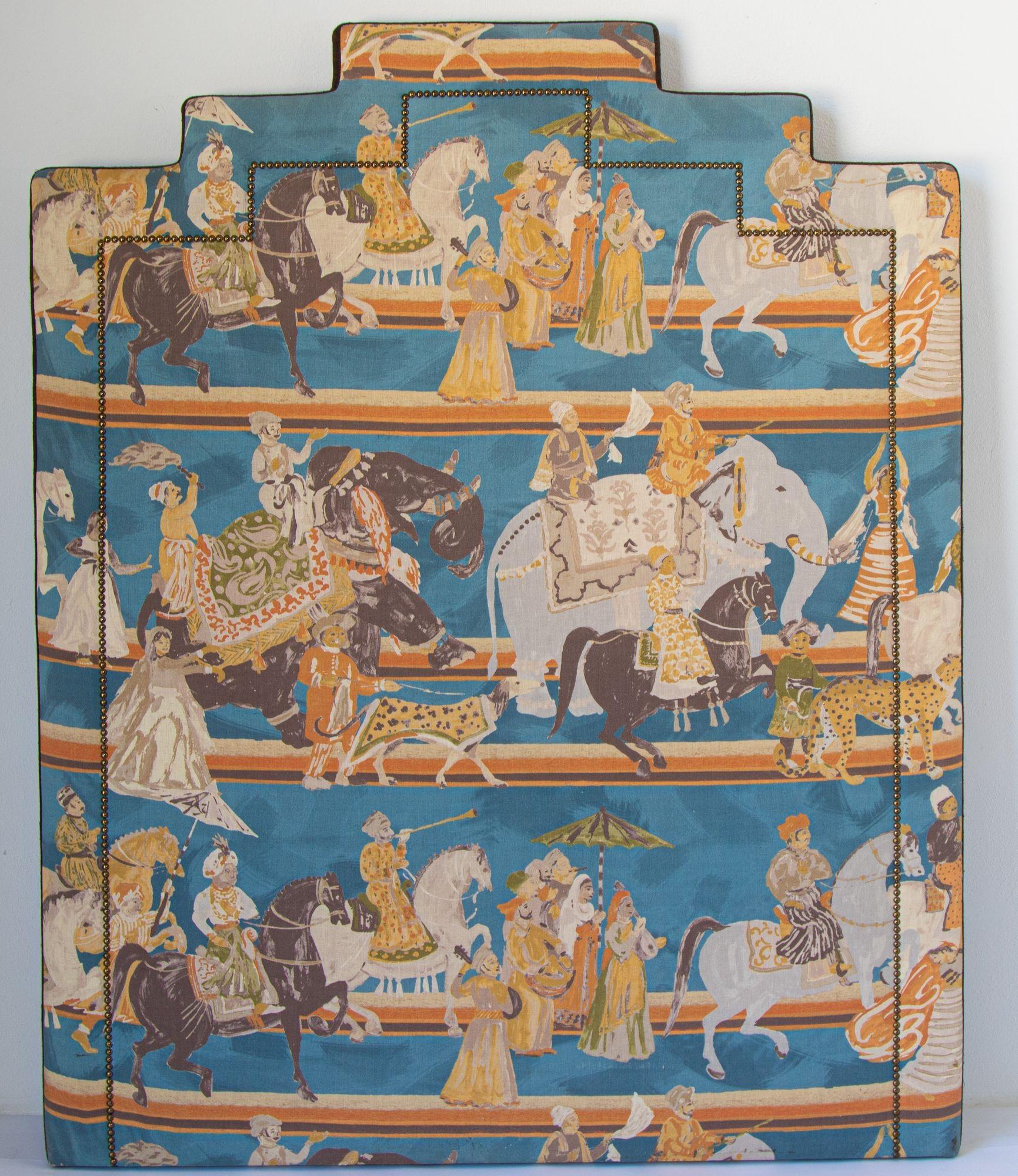 Tête de lit de luxe asiatique tapissée avec scène moghole de Maharajah sur éléphants, Inde en vente 3