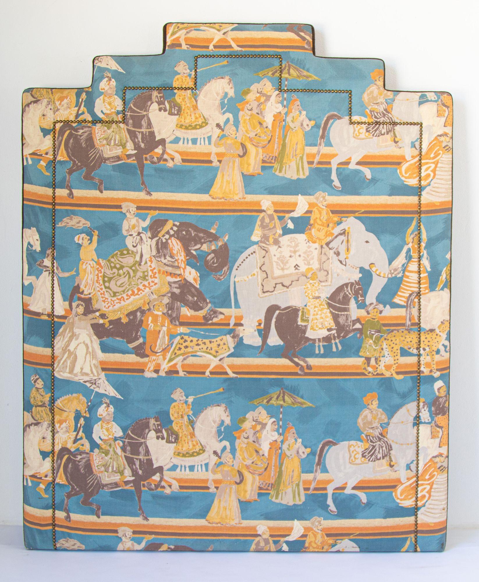 Tête de lit tapissée orientale de luxe avec scène moghole Maharajahs sur cheval et éléphants, Inde.
Cette magnifique tête de lit rembourrée de luxe à décor Jaipur Rajput est ornée de clous. 
Tête de lit arquée moghole de luxe tapissée de tissu
