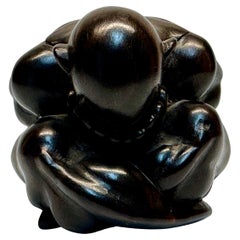 Sculpture asiatique MCM "Bouddha pleureur" en bois zébré massif, sculptée à la main