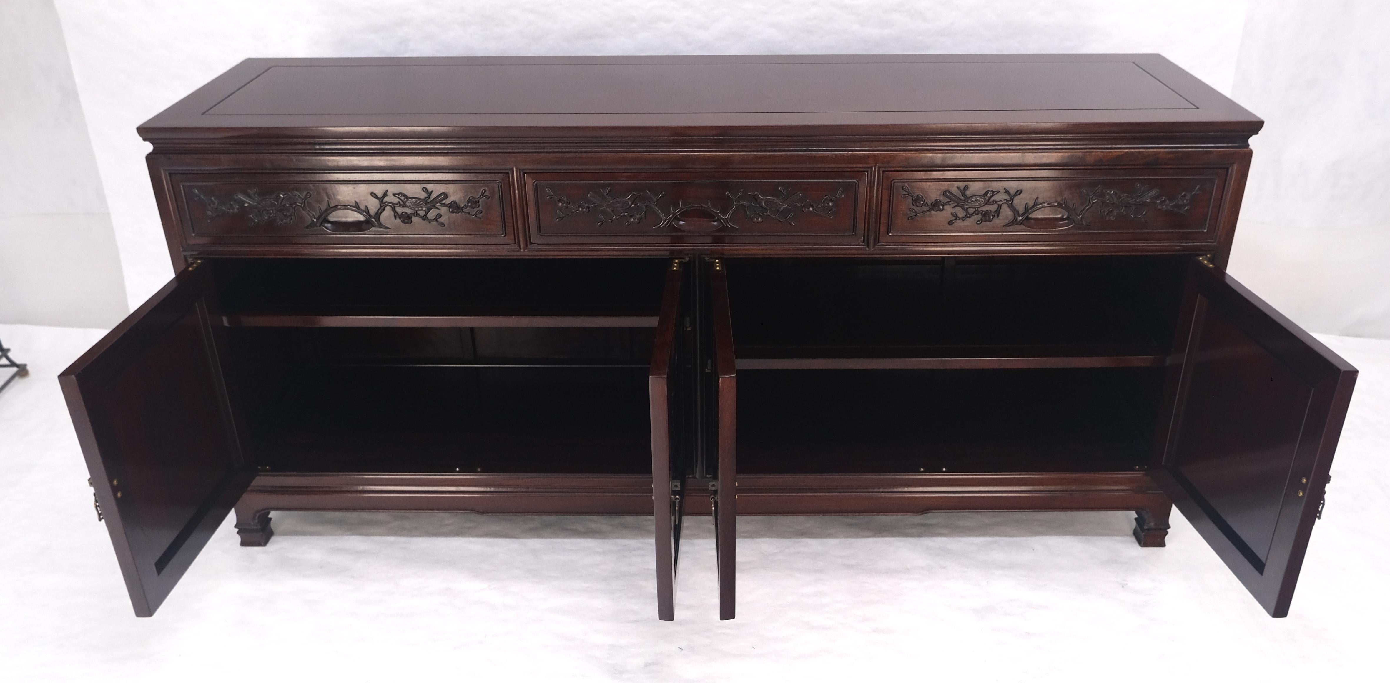 Crédence Asian Mid Century Modern sculptée 4 portes 3 tiroirs Teck massif foncé MINT en vente 4