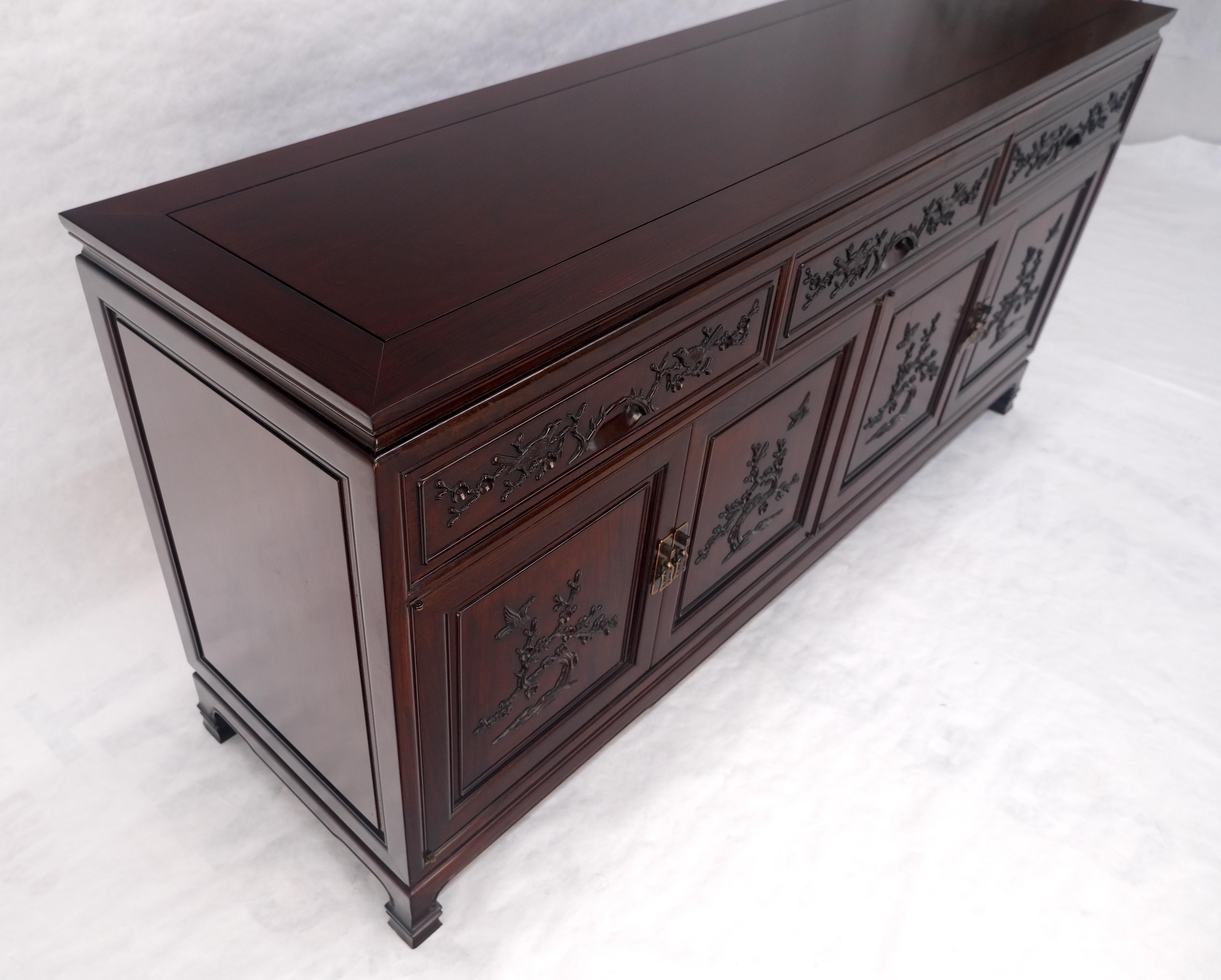 Crédence Asian Mid Century Modern sculptée 4 portes 3 tiroirs Teck massif foncé MINT en vente 6