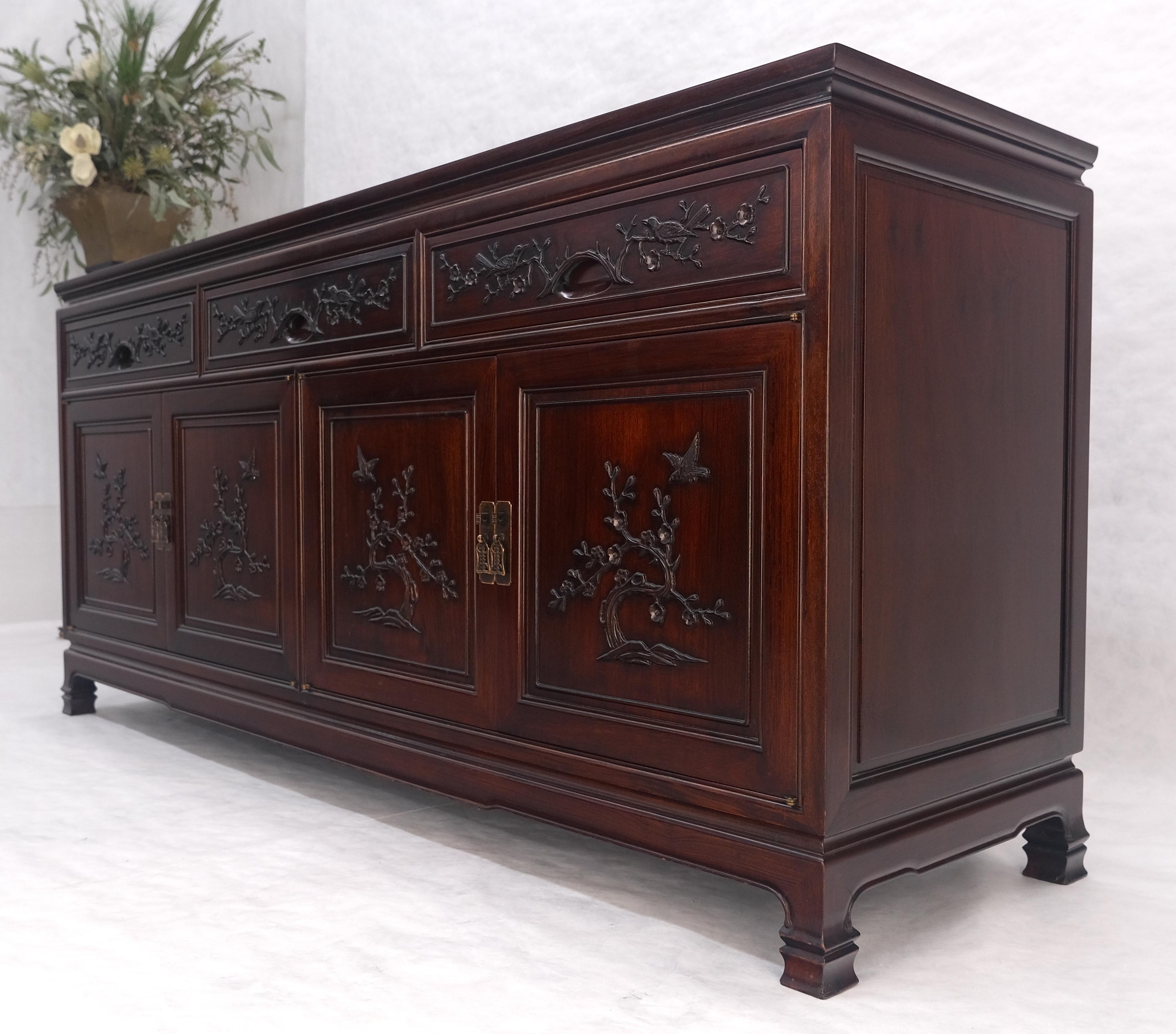 Crédence Asian Mid Century Modern sculptée 4 portes 3 tiroirs Teck massif foncé MINT en vente 7