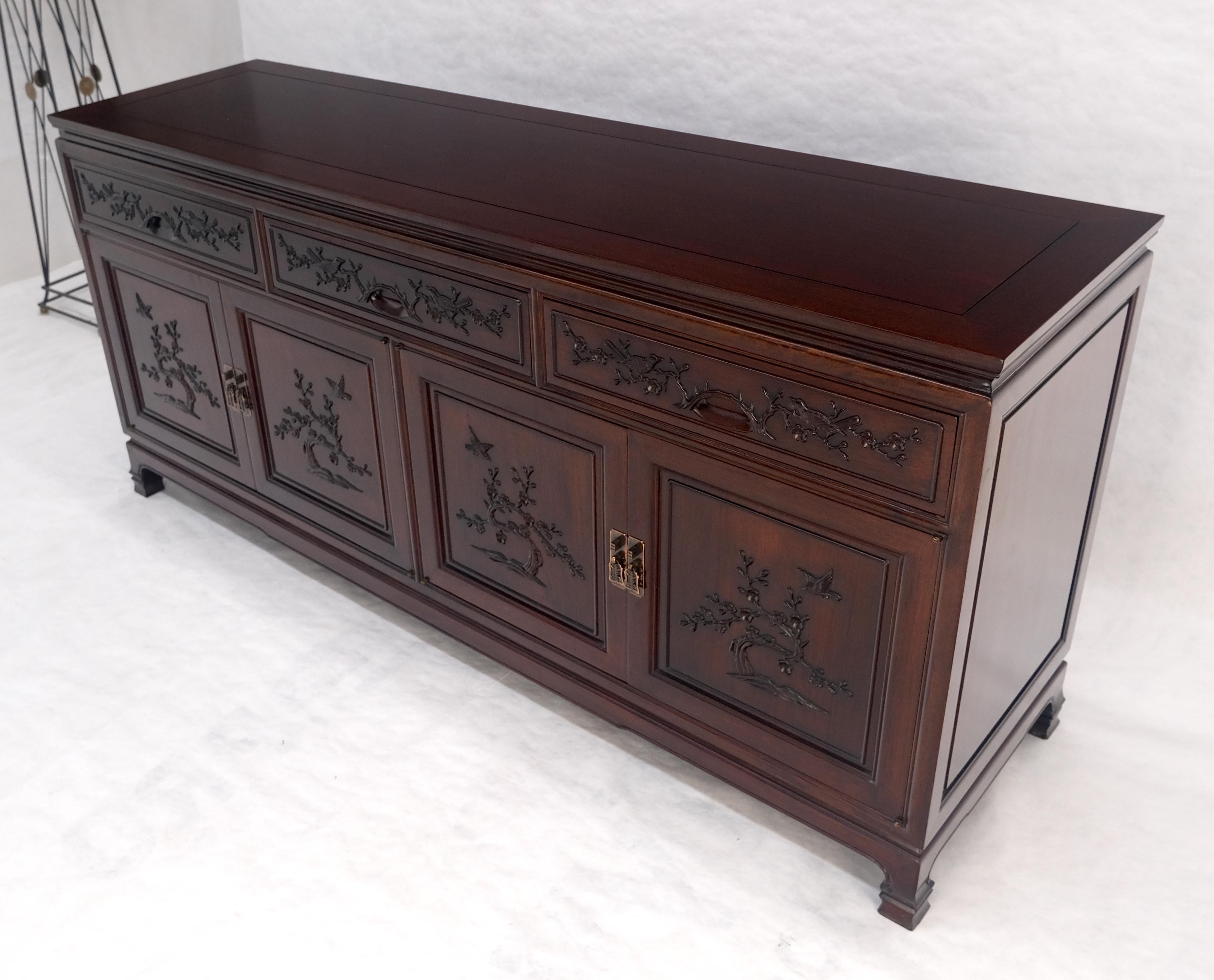 Crédence Asian Mid Century Modern sculptée 4 portes 3 tiroirs Teck massif foncé MINT en vente 8