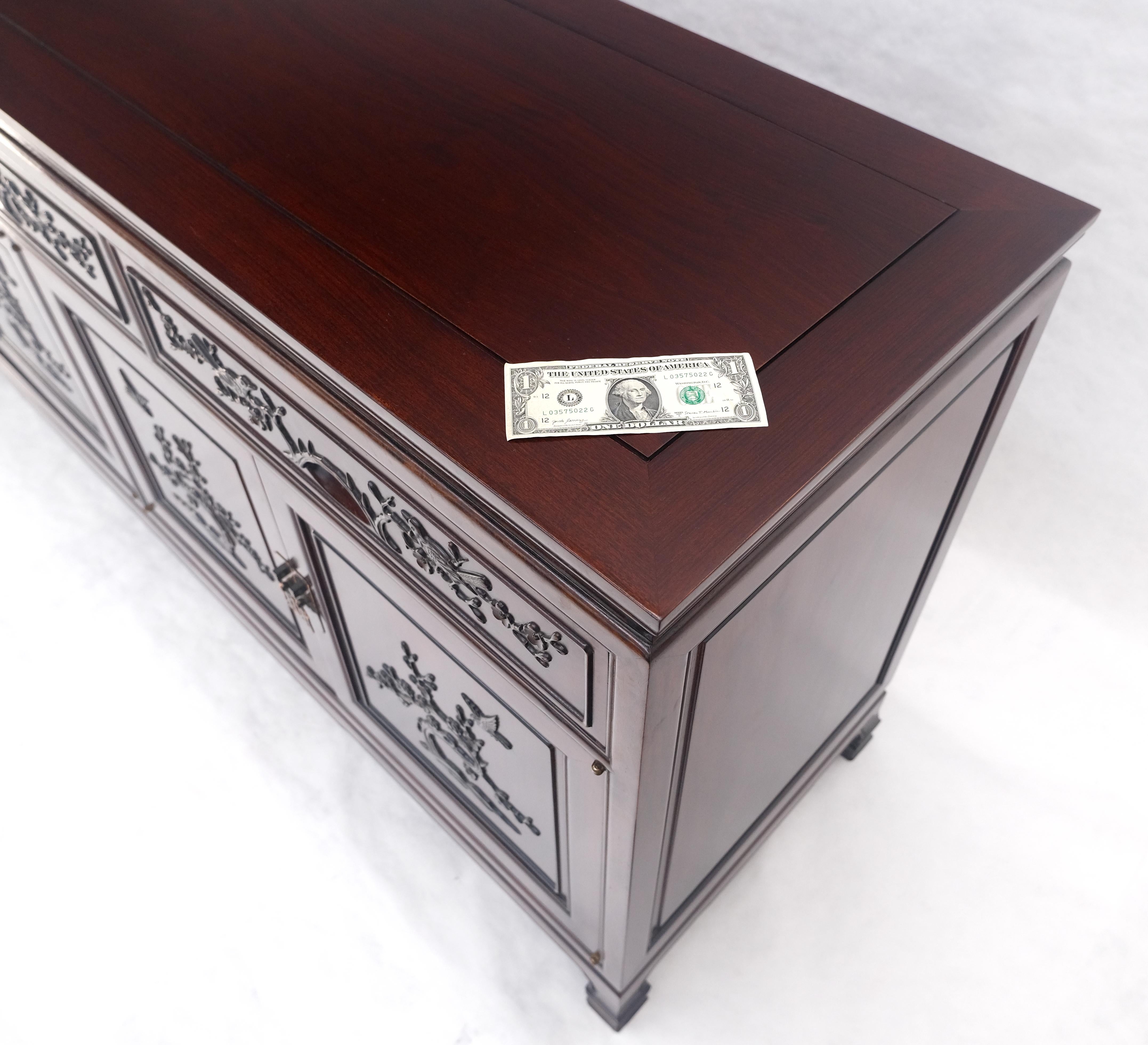 Crédence Asian Mid Century Modern sculptée 4 portes 3 tiroirs Teck massif foncé MINT en vente 9