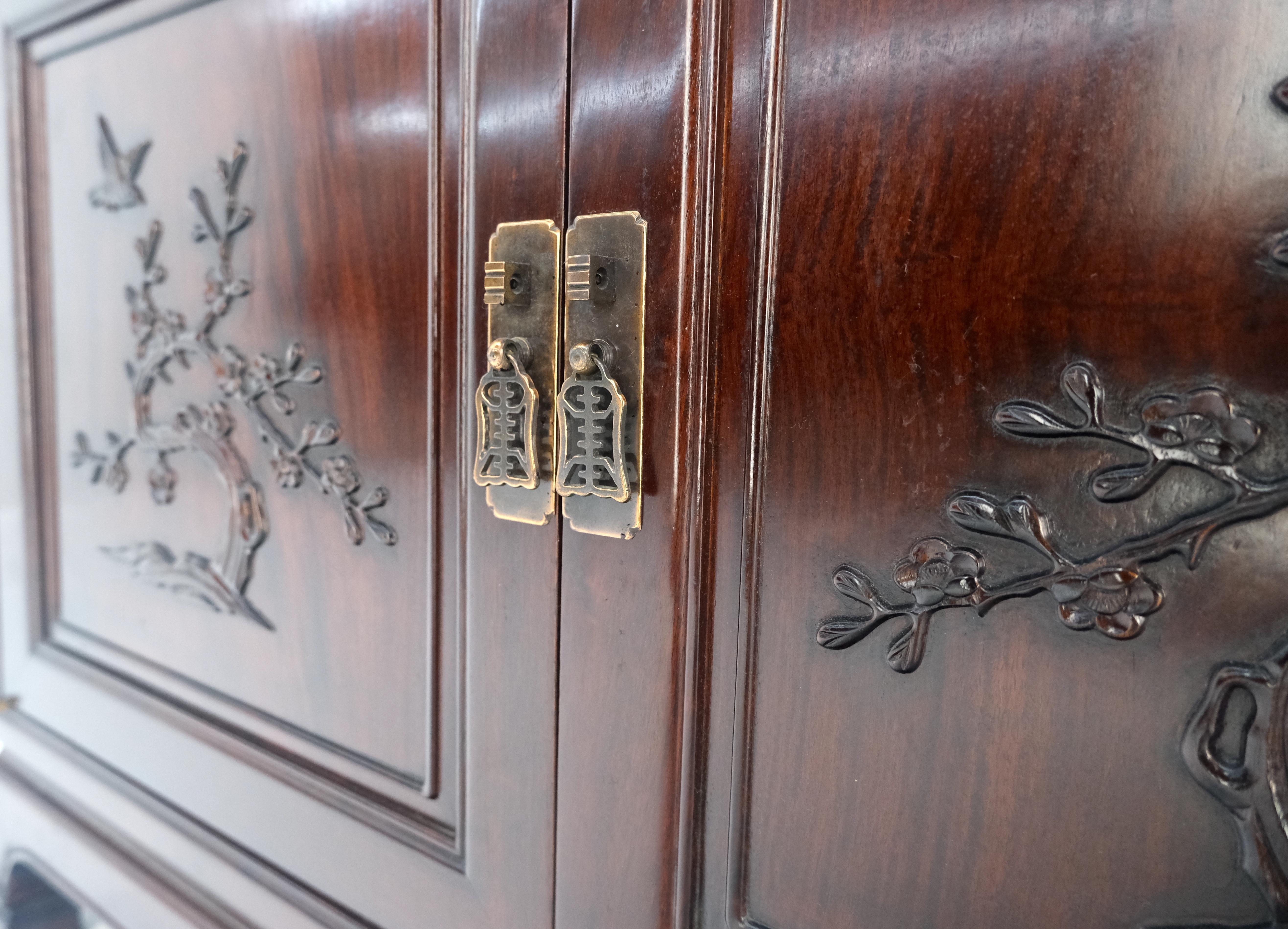 Inconnu Crédence Asian Mid Century Modern sculptée 4 portes 3 tiroirs Teck massif foncé MINT en vente