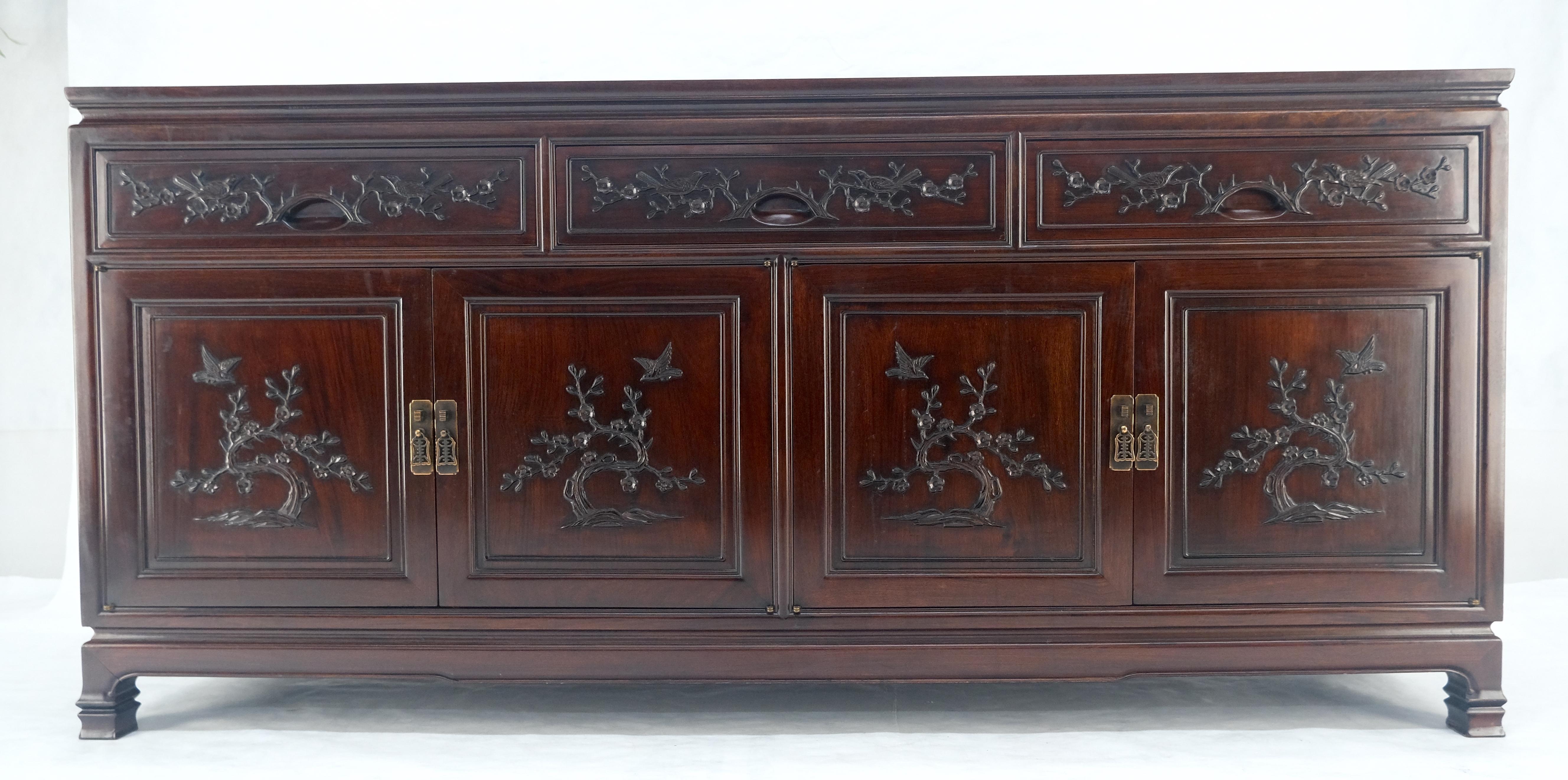 Laqué Crédence Asian Mid Century Modern sculptée 4 portes 3 tiroirs Teck massif foncé MINT en vente