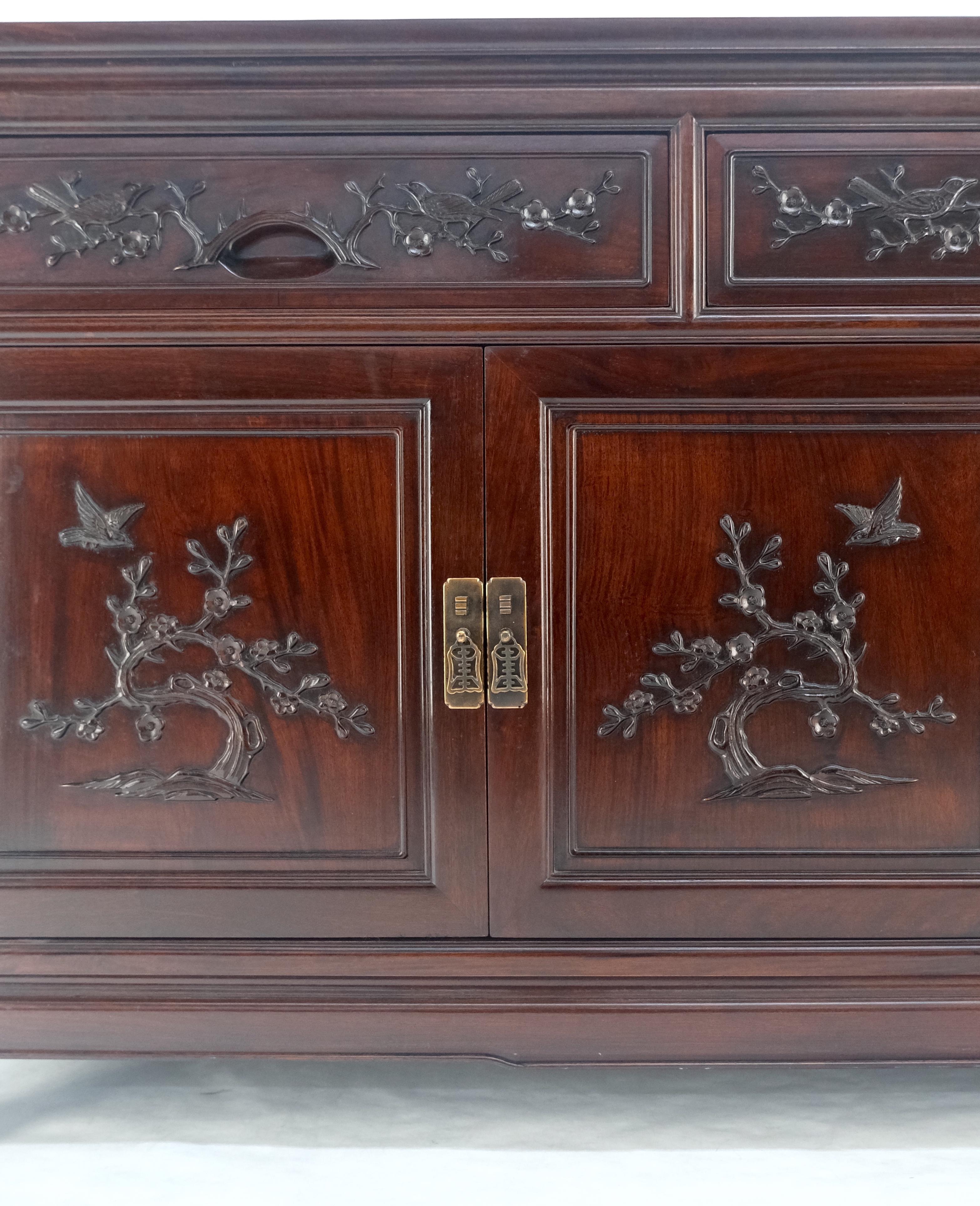 Crédence Asian Mid Century Modern sculptée 4 portes 3 tiroirs Teck massif foncé MINT Bon état - En vente à Rockaway, NJ