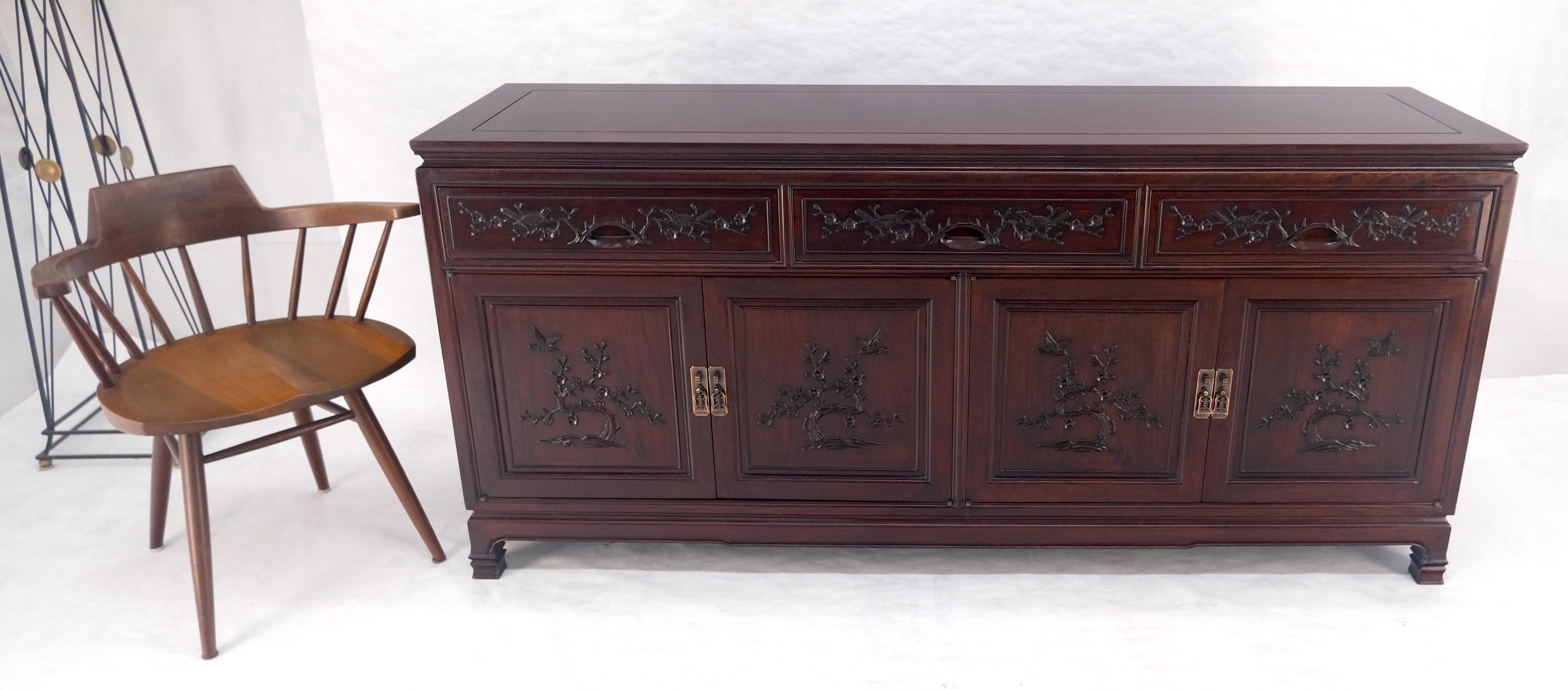 20ième siècle Crédence Asian Mid Century Modern sculptée 4 portes 3 tiroirs Teck massif foncé MINT en vente