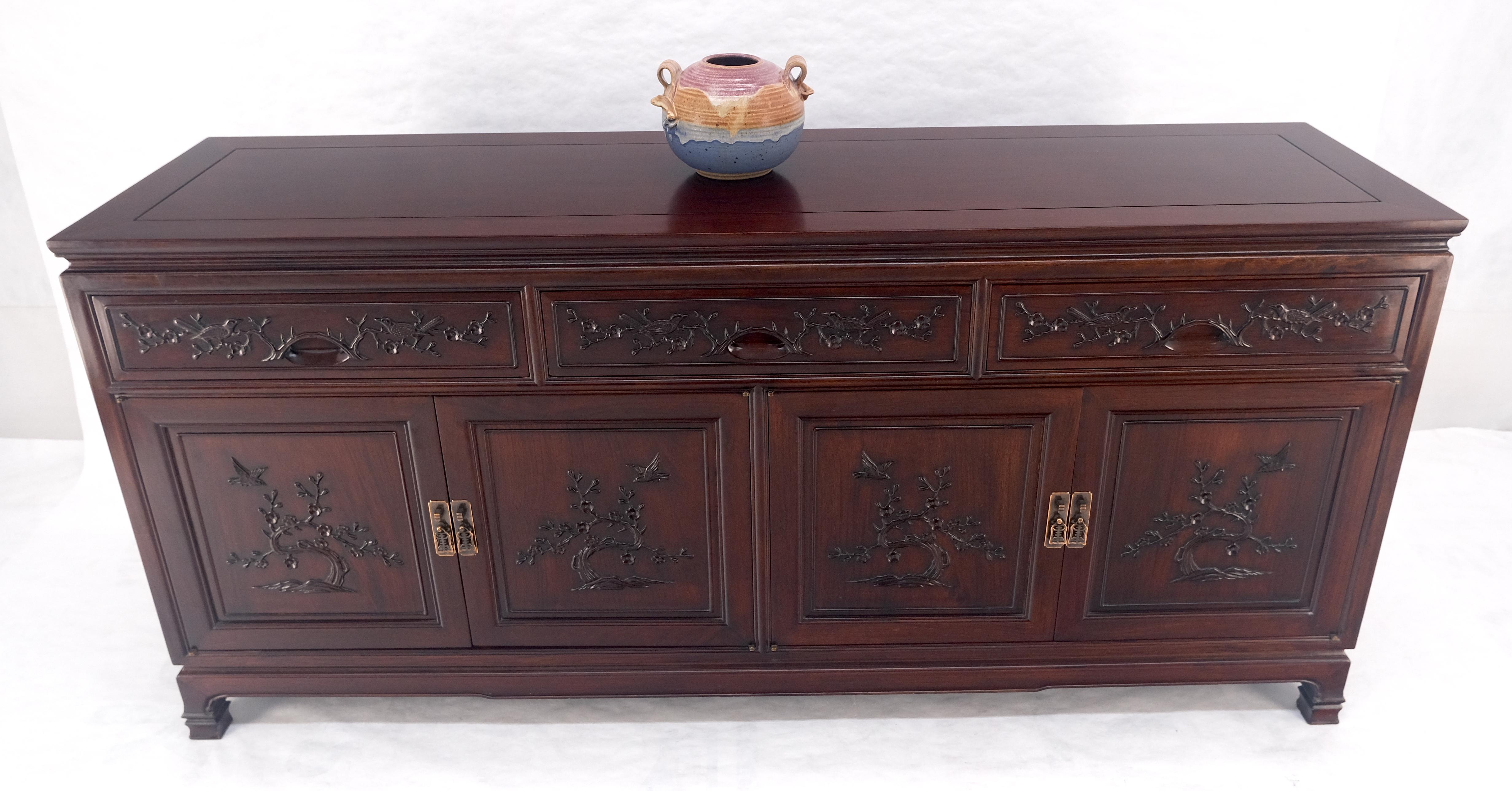 Laiton Crédence Asian Mid Century Modern sculptée 4 portes 3 tiroirs Teck massif foncé MINT en vente