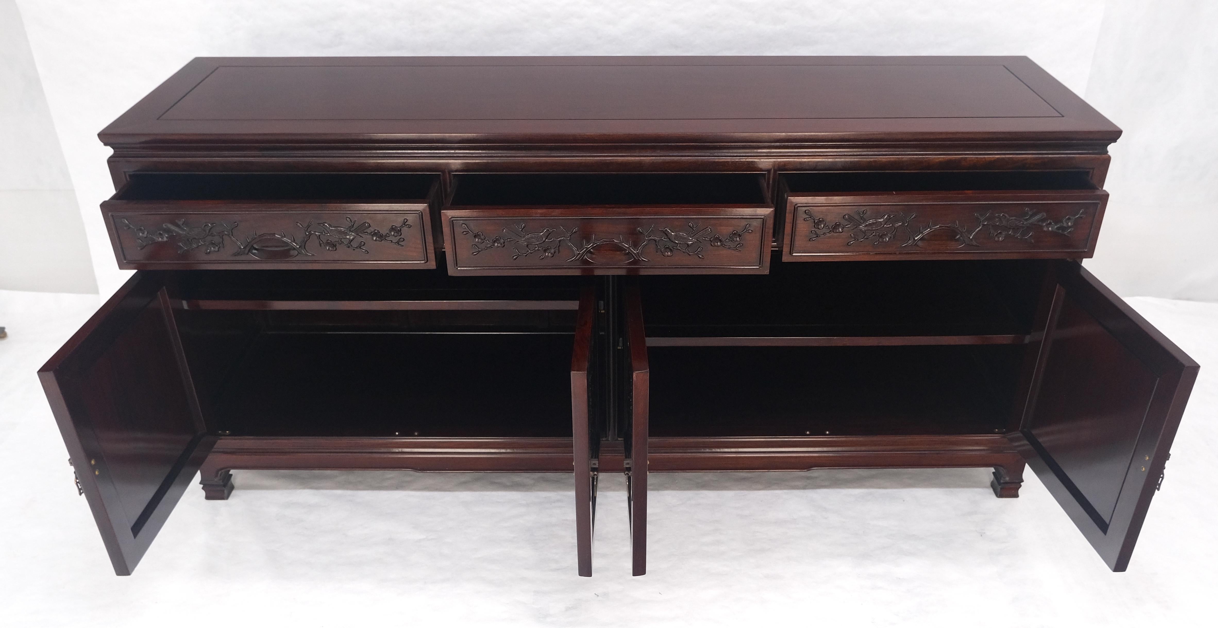 Crédence Asian Mid Century Modern sculptée 4 portes 3 tiroirs Teck massif foncé MINT en vente 1