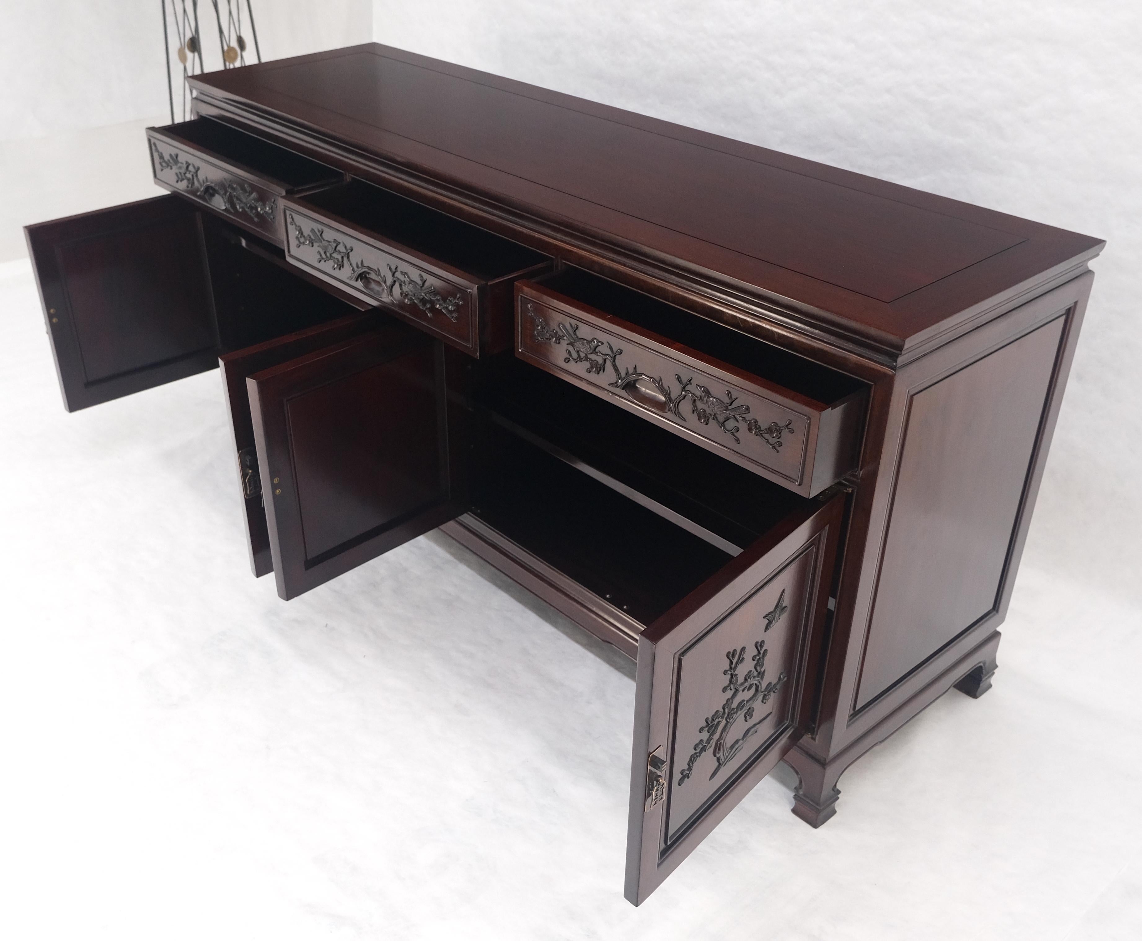 Crédence Asian Mid Century Modern sculptée 4 portes 3 tiroirs Teck massif foncé MINT en vente 2