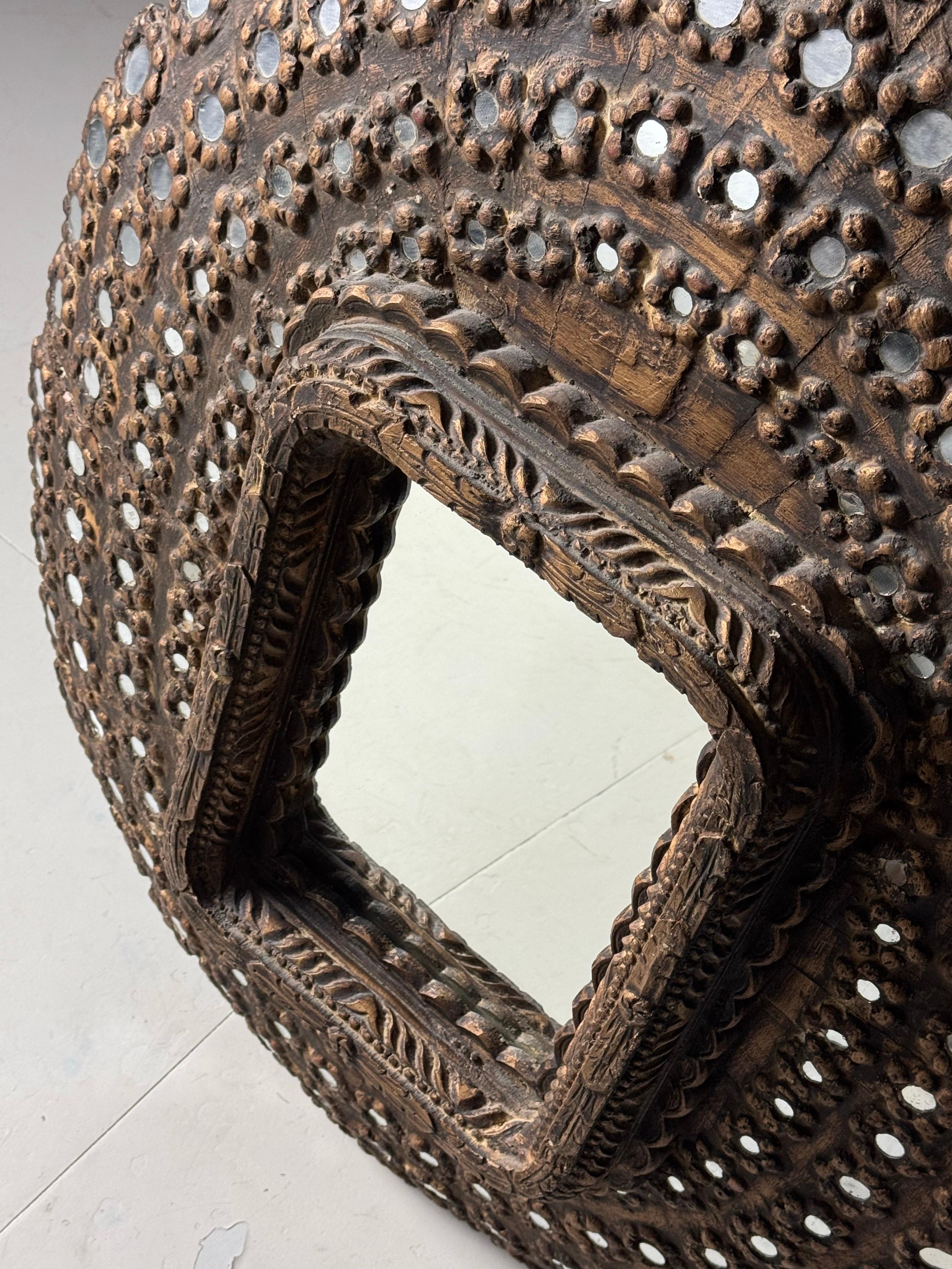 Espejo asiático de gran tamaño.
Consiste en una gran superficie en forma de cuenco con muchos pequeños espejos redondos.

Presumiblemente de Indonesia, mediados/finales del siglo XX.

Muy decorativo tanto en interiores modernos como