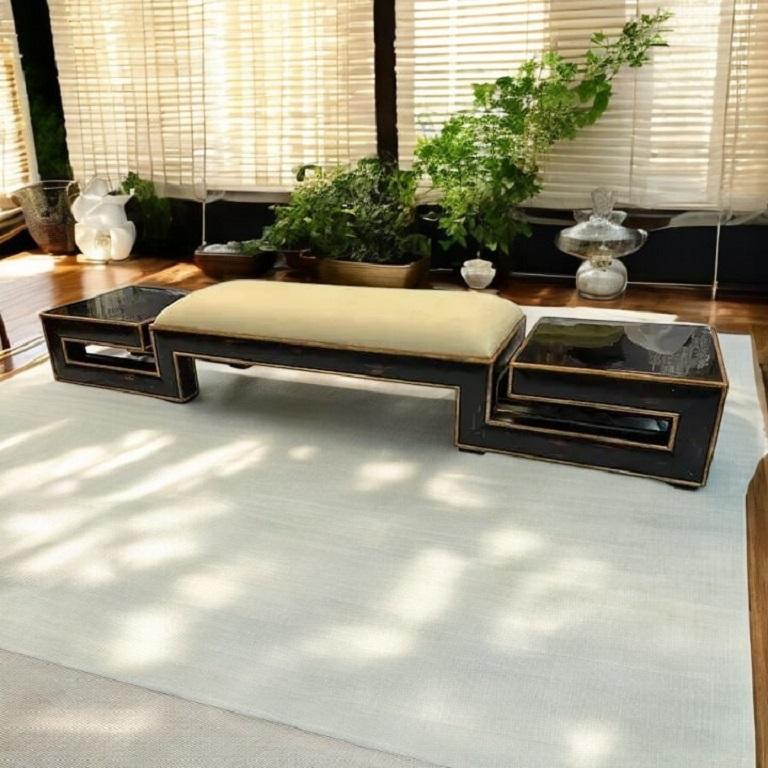 Este extraordinario híbrido de banco y mesa de centro es una mezcla magistral de geometría Art Decó y Asian Modern. Fabricada en nogal macizo, presenta un acabado lacado en negro con llamativas estrías granates, que crean profundidad e interés