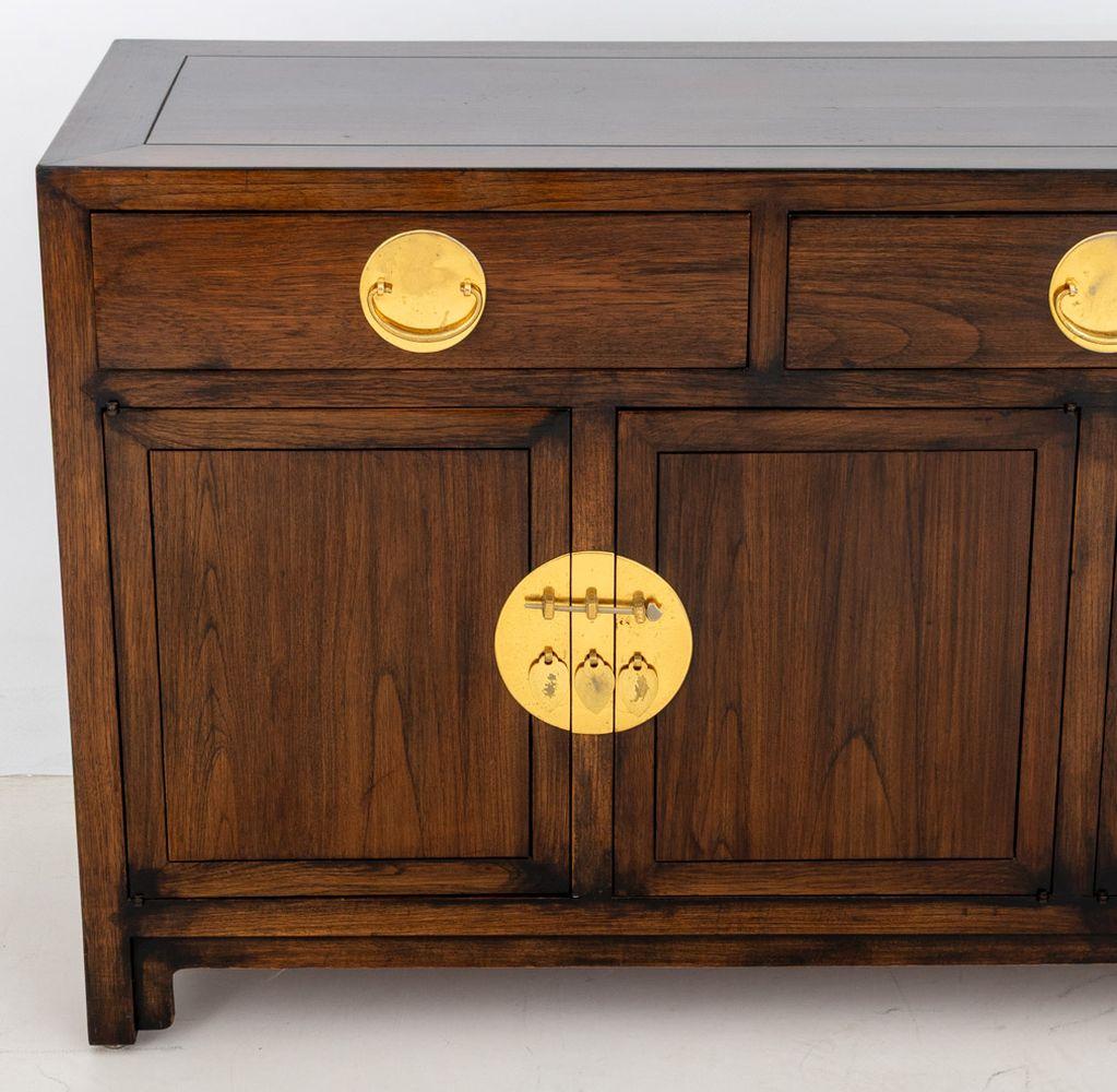 Credenza asiatica moderna in mogano con montatura in ottone, con tre cassetti sopra due scomparti a doppia anta che si aprono su due ripiani. 33,5