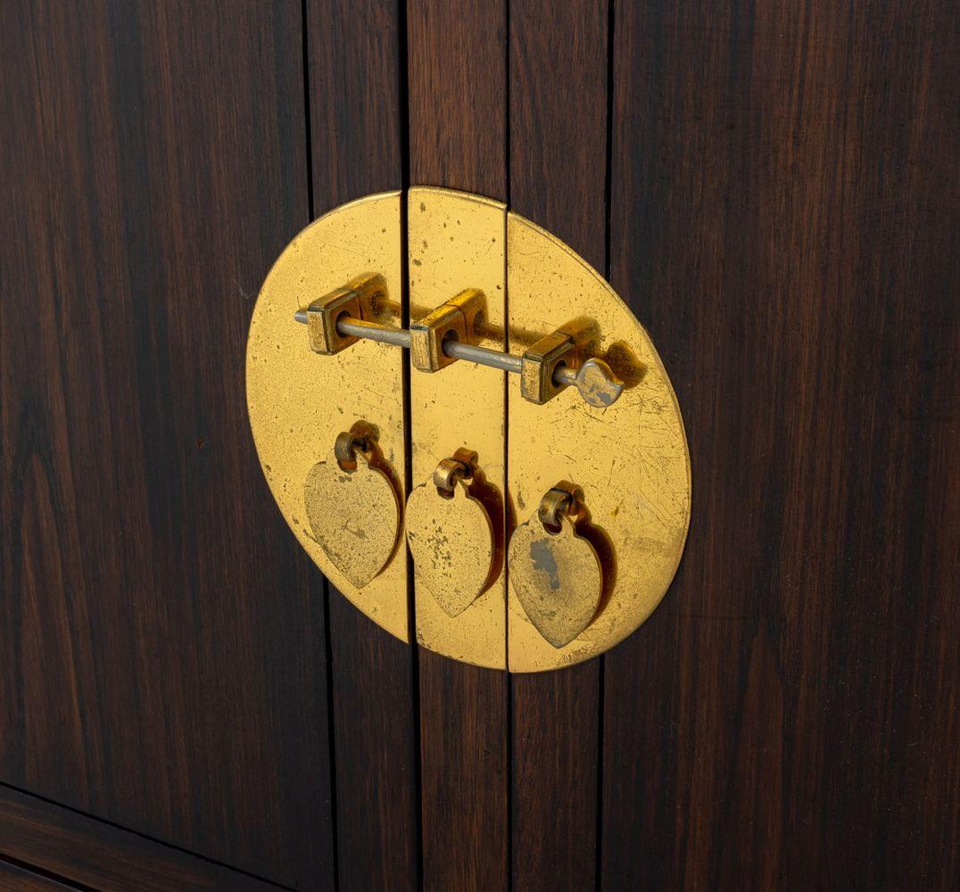 Moderno Credenza asiatica moderna in mogano con montatura in ottone in vendita