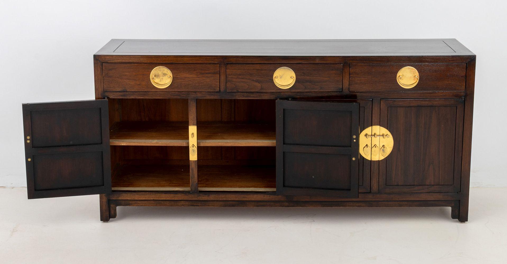 Credenza asiatica moderna in mogano con montatura in ottone In condizioni buone in vendita a Astoria, NY