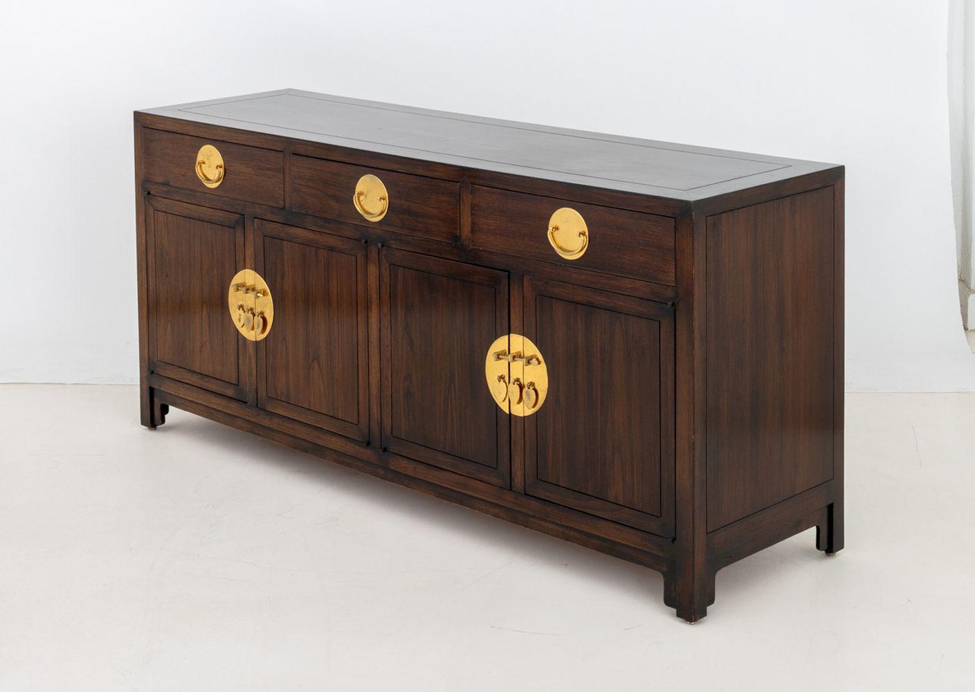 XX secolo Credenza asiatica moderna in mogano con montatura in ottone in vendita