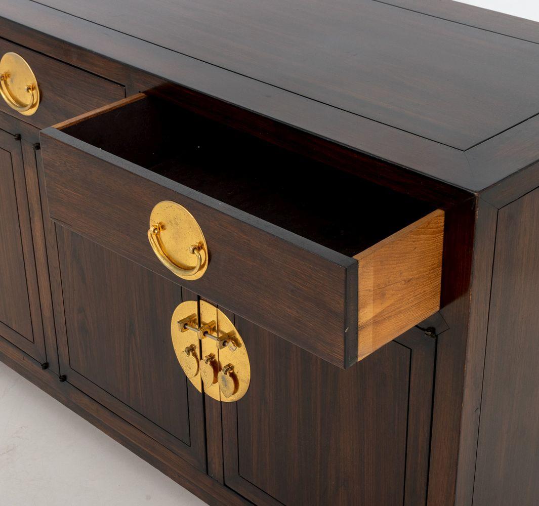 Ottone Credenza asiatica moderna in mogano con montatura in ottone in vendita