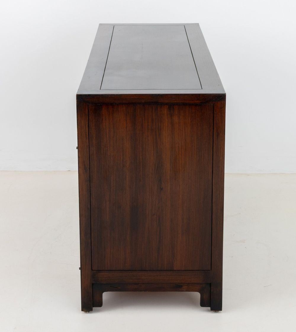 Credenza asiatica moderna in mogano con montatura in ottone in vendita 1