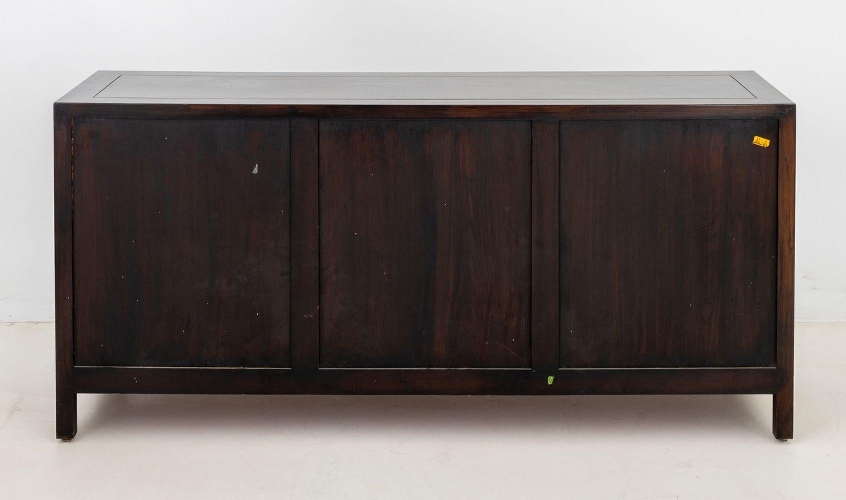 Credenza asiatica moderna in mogano con montatura in ottone in vendita 2