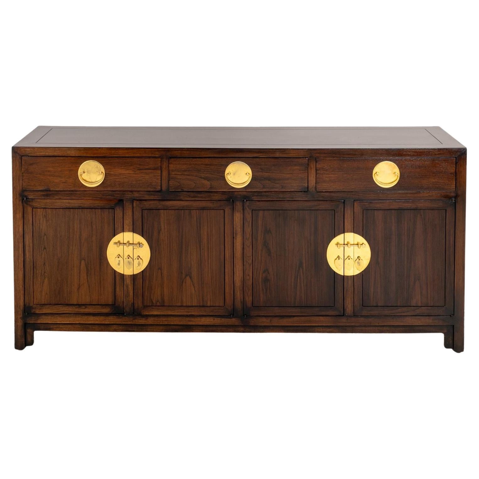 Credenza asiatica moderna in mogano con montatura in ottone
