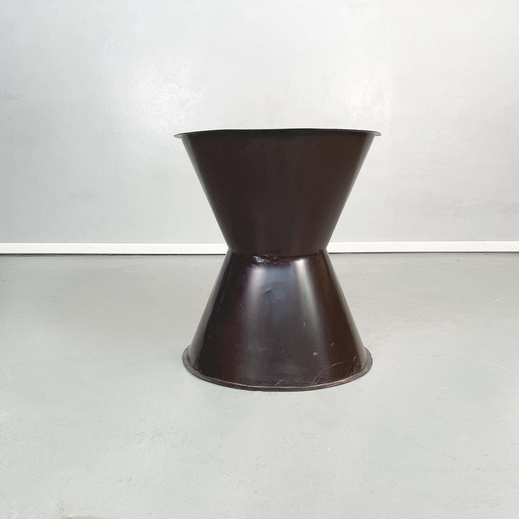 Asian modern Ethnic table and stools in brown metal with drawing, 1990s
Set consisting of a table and two round stools in brown painted metal. The table and stools have an hourglass shape. On the table top and on the seats there are drawings