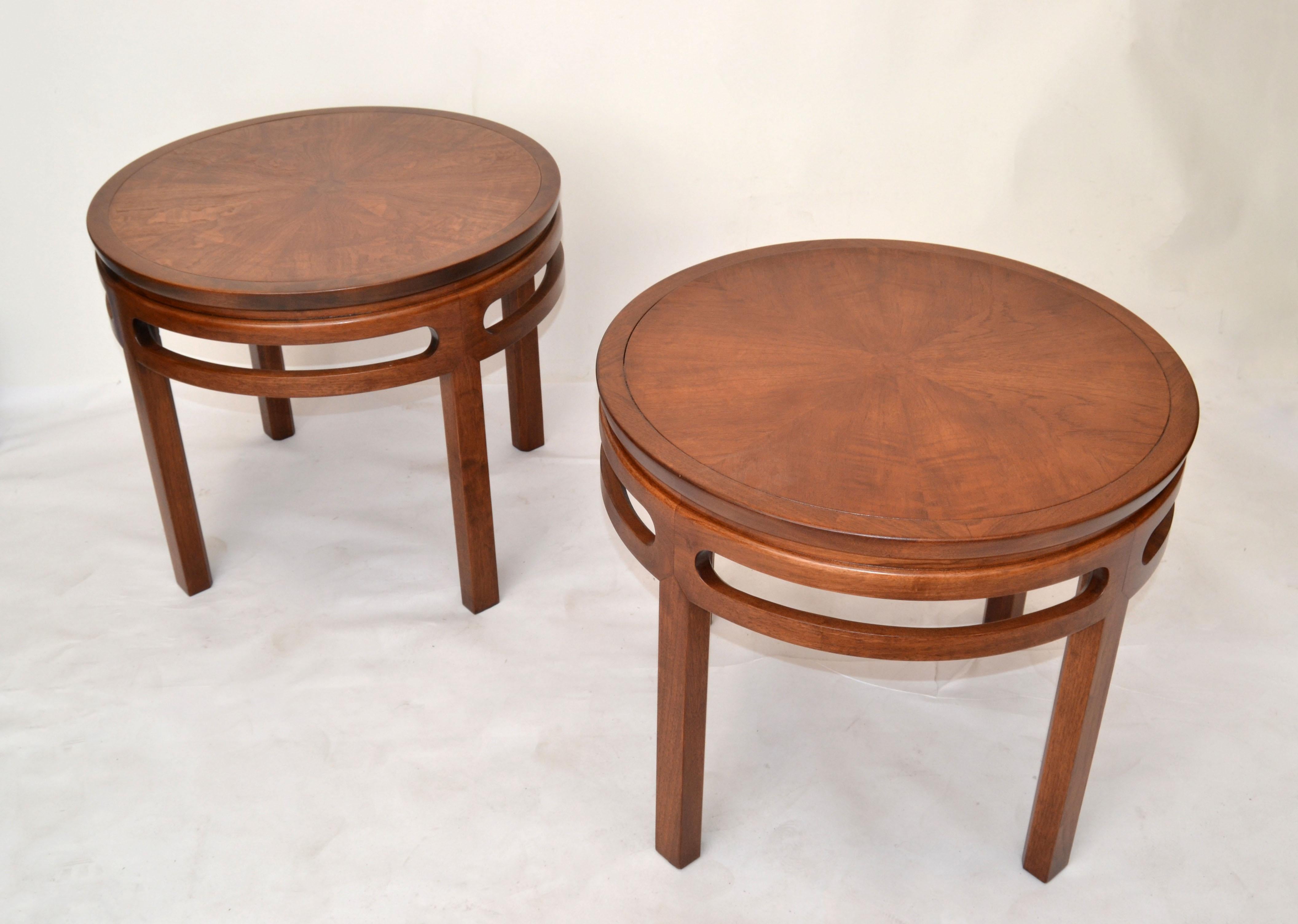Paire de tables basses rondes asiatiques modernes en noyer de la Collection Saker Far East. 
Entièrement restauré et prêt à l'emploi.
Une table est dépourvue de patins et sa hauteur est inférieure de 0,25 pouce.

F-524-335
      